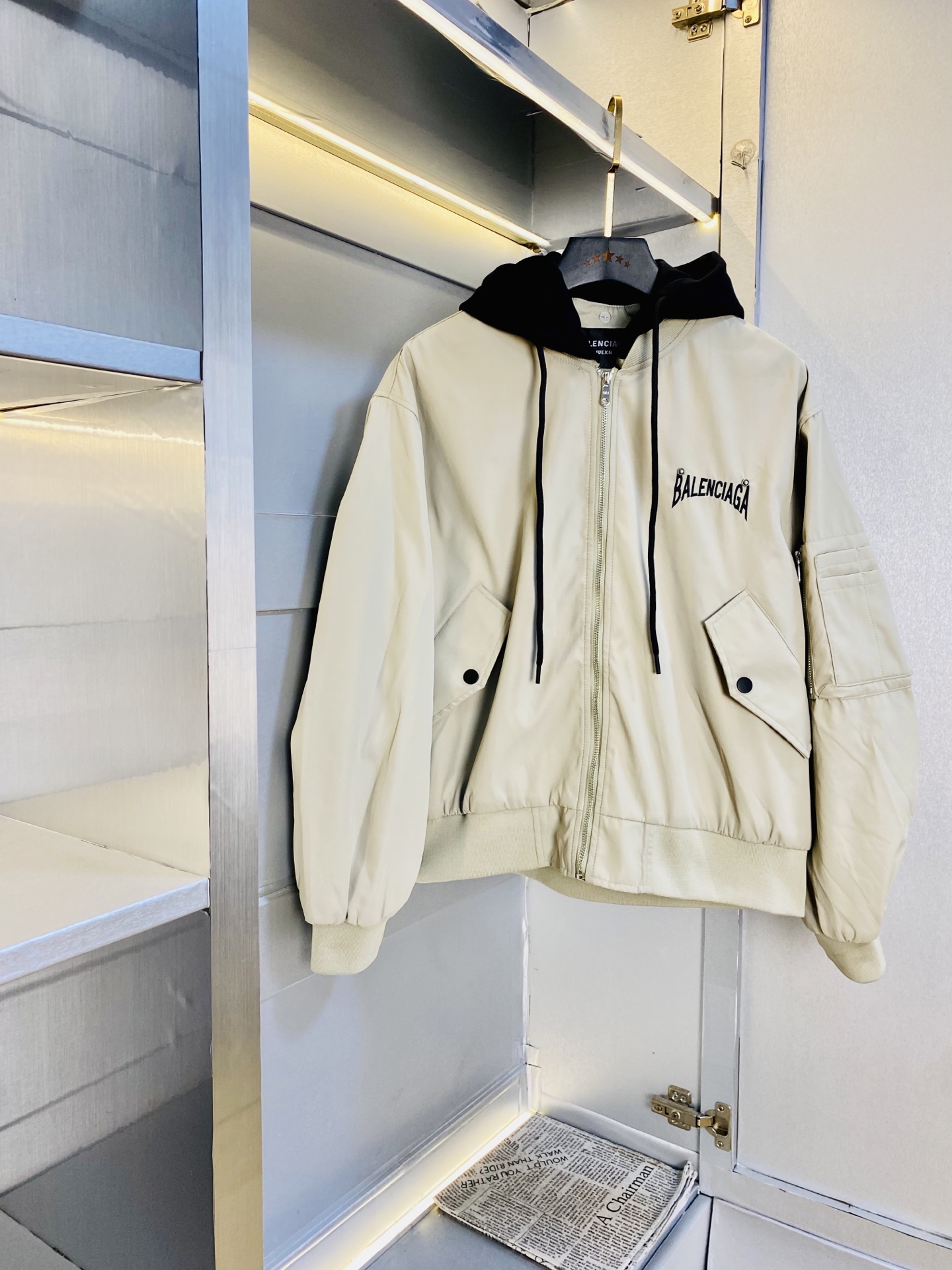 NO:726598,Support replacement after the year!  The original item from the official website can wear 260 pounds of Balenciaga 2025 autumn style!  New coat, jacket and windproof hood with removable hood!  High version and high quality. Original fabrics and the same style as Internet celebrity stars. Customized hardware and accessories. Very comfortable. Super versatile and good-looking coat. Not ordinary version in the market. Compare at will. Quality is absolutely guaranteed. Color pictures and colors. Sizes M-3XL,,balenciaga,balenciaga,jackets & coats,jackets & coats,hats,19860909支持年后退换！ 官网原单货 可穿260斤巴黎世家Balenciaga 2025秋款！新款外套夹克防风衣 帽子可以拆卸！ 高版本高品质 原版面料网红明星同款 开模定制五金辅料 感非常舒服 超级百搭好看的一款外套 非市场普通版本 随意对比 品质绝对保证 颜色图色 尺码M-3XL,,balenciaga,balenciaga,jackets & coats,jackets & coats,hats,,Men's clothing