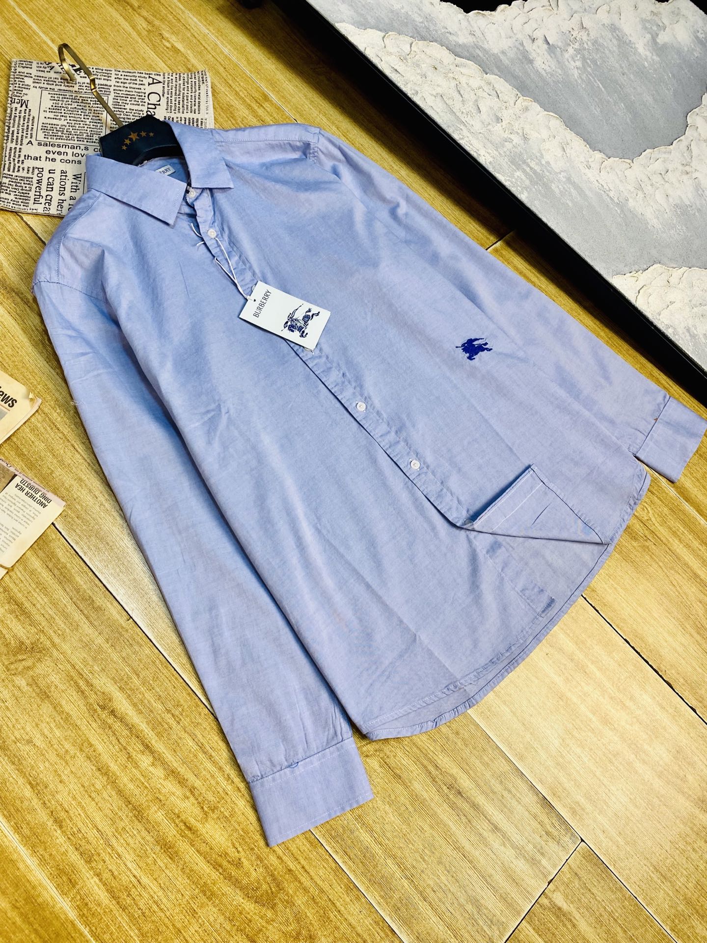 NO:656333,Complete three-standard official website model. Can wear 200 pounds. Burberry. Original quality. 2025 latest model. Embroidered war horse long-sleeved shirt. Selected counters to customize top-quality long-sleeved shirts. Imported fabrics with original wash marks. All details are perfect and 1:1 reproduced. 100% authentic. Original hardware. Buttons with LOGO. High-end customized accessories. Original factory. The upper body effect is great. The size is too large.  M-XXL (175/130 pounds wear M),,burberry,burberry,shirts,alexander wang19860909三标齐全官网款 可穿200斤 巴宝莉 Burberry 原单品质 2025最新款 刺绣战马长袖衬衫 精选专柜订制顶级长袖衬衣 进口面料带原版洗水唛 所有细节做工完美1比1复刻 还原正品百分百 原版五金 纽扣带LOGO 高端订制辅料 原厂原标 上身效果超赞 码数偏大 M-XXL（175/130斤穿M）,,burberry,burberry,shirts,alexander wang,Men's clothing