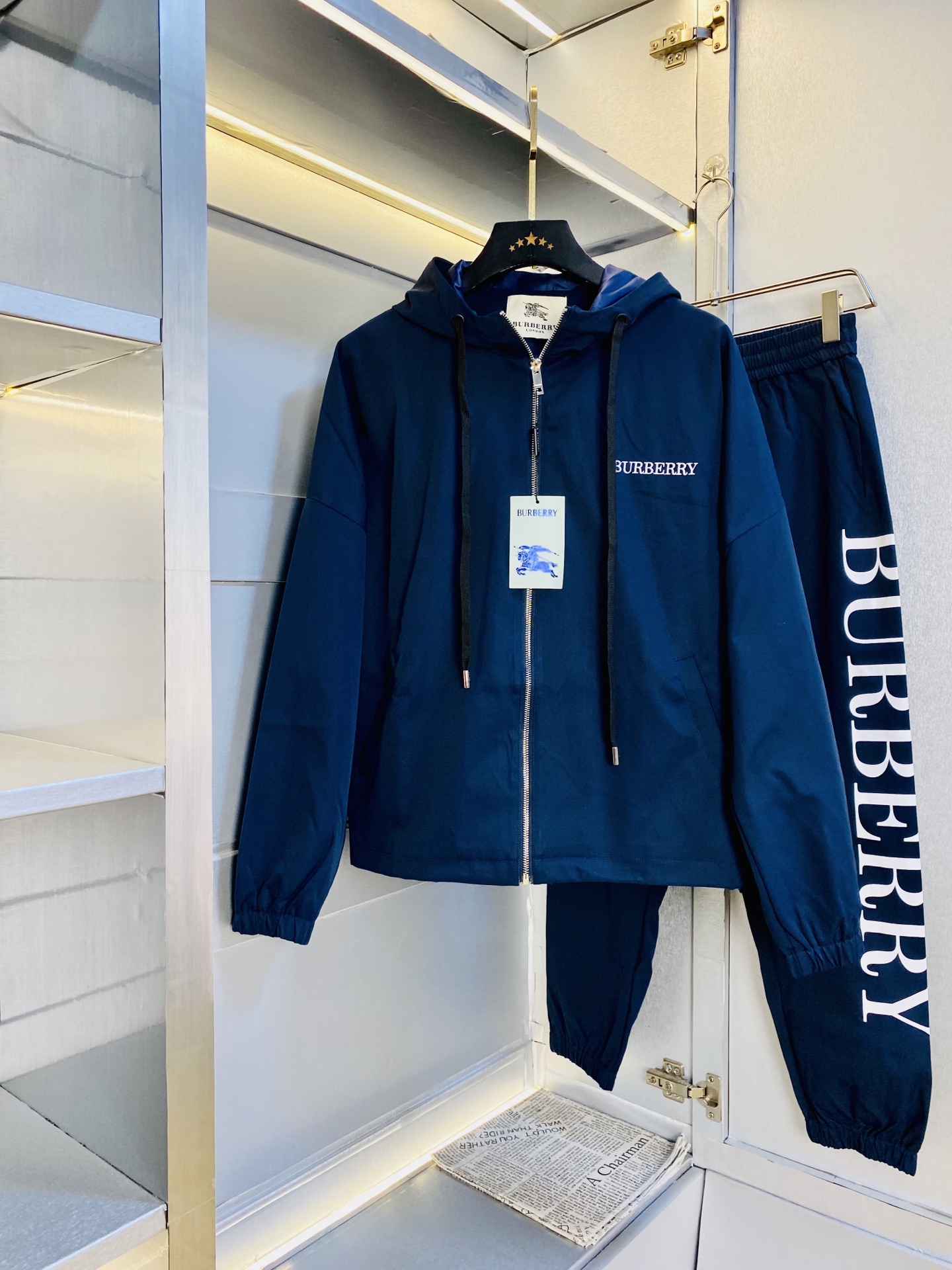 NO:568749,The original item from the official website can wear up to 220 pounds. Burberry's simple and fashionable autumn new suit, long-sleeved jacket, jacket, trousers suit, very comfortable to wear, low-key yet luxurious. It is very classy to wear, and the style and cut of the pants need no introduction. The upper body is exquisite and vivid. Really first-class and top-quality materials. Really top-grade casual pants and elastic pants, using Turkish cotton to produce the most famous denim fabric. The quality is outstanding, and the pants are very soft after heavy washing!  The straight-leg version is not picky and the upper body is absolutely stylish and extremely luxurious. Size: M-3XL (175/130 pounds wear M),,burberry,burberry,jackets & coats,jackets & coats,alexander wang19860909官网原单货 可穿220斤 巴宝莉Burberry 简约时尚 秋季新款套装长袖外套夹克套装长裤套装 身穿着非常舒适 低调不失奢华 穿出去非常有档次,裤型款式和裁剪亦无需多言 上身精致跃然.真正一等一顶级质料 真正殿堂级的休闲裤松紧裤,选用土耳其的棉花 生产出最有名的单宁布 品质卓然,经过重水洗使得裤子很柔软！直脚的版型 不挑人 上身绝对的有型 极度奢华.码数:M-3XL（175/130斤穿M）,,burberry,burberry,jackets & coats,jackets & coats,alexander wang,Men's clothing