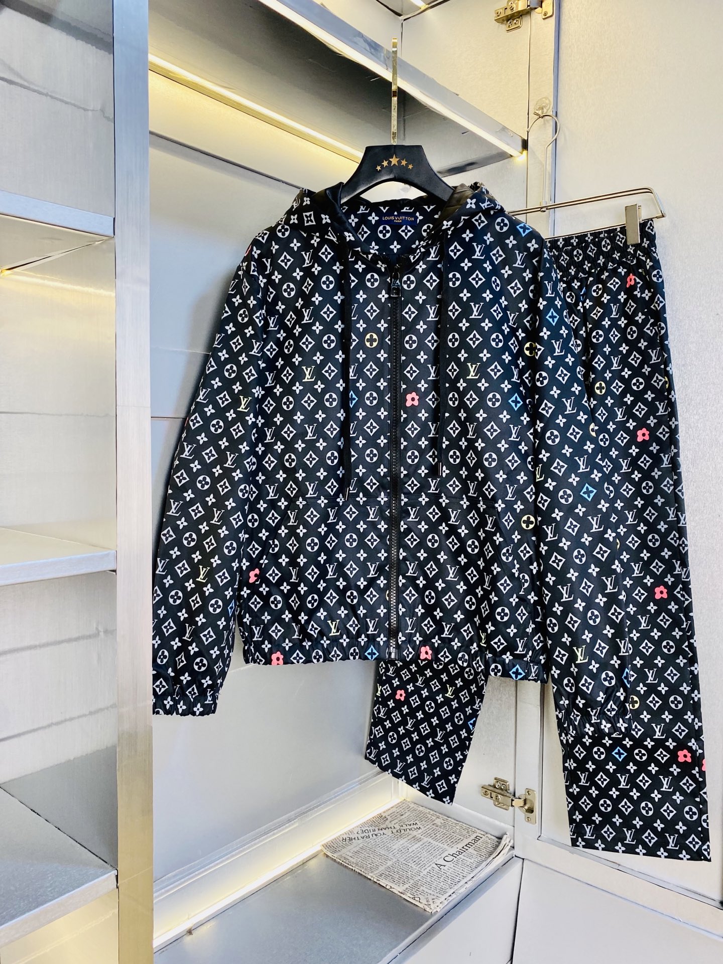 NO:568739,Original item from the official website, can wear 200 pounds, Louis Vuitton Lv, simple and fashionable, autumn new suit, long-sleeved jacket, jacket, trousers suit, very comfortable to wear, low-key yet luxurious, very classy to wear, and the style and tailoring of the pants need no introduction. The upper body is exquisite and vivid. Real first-class and top-quality materials. Really top-grade casual pants and elastic pants, using Turkish cotton to produce the most famous denim fabric. The quality is outstanding, and the pants are very soft after heavy washing!  The straight-leg version is not picky and the upper body is absolutely stylish and extremely luxurious. Size: M-3XL (175/130 pounds wear M),,louis vuitton,louis vuitton,jackets & coats,jackets & coats,alexander wang19860909官网原单货 可穿200斤 路易威登Lv 简约时尚 秋季新款套装长袖外套夹克套装长裤套装 身穿着非常舒适 低调不失奢华 穿出去非常有档次,裤型款式和裁剪亦无需多言 上身精致跃然.真正一等一顶级质料 真正殿堂级的休闲裤松紧裤,选用土耳其的棉花 生产出最有名的单宁布 品质卓然,经过重水洗使得裤子很柔软！直脚的版型 不挑人 上身绝对的有型 极度奢华.码数:M-3XL（175/130斤穿M）,,louis vuitton,louis vuitton,jackets & coats,jackets & coats,alexander wang,Men's clothing