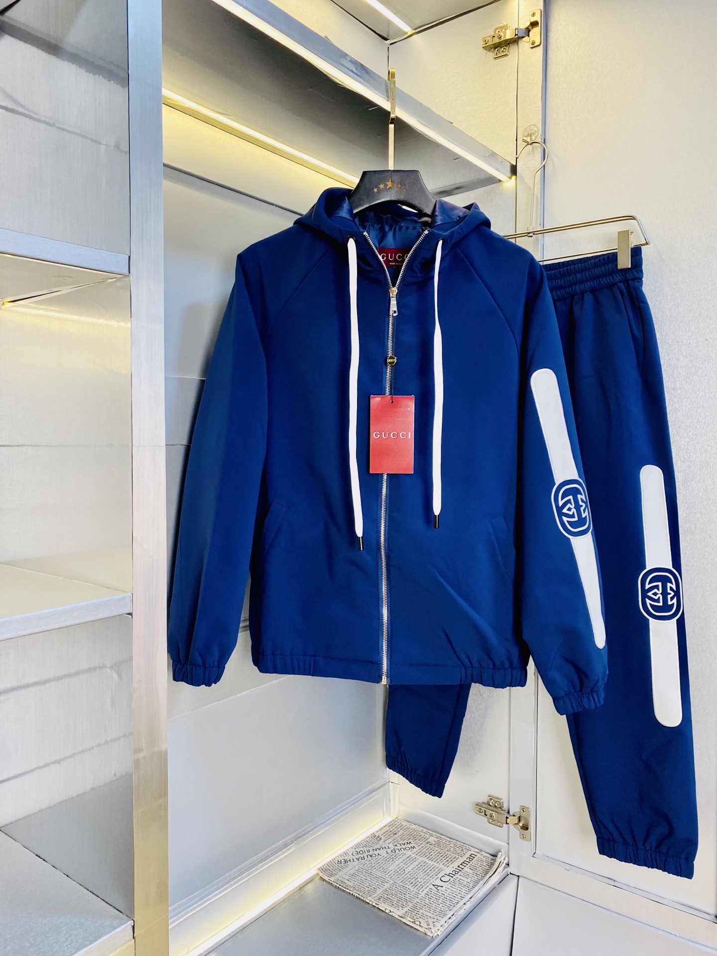 NO:568744,The original item from the official website can be worn up to 200 pounds. Gucci is simple and fashionable. The new autumn suit long-sleeved jacket jacket suit trousers suit is very comfortable to wear. It is low-key yet luxurious. It is very classy to wear, and the style and tailoring of the pants need no introduction. The upper body is exquisite and vivid. Really first-class and top-quality materials. Really top-grade casual pants and elastic pants, using Turkish cotton to produce the most famous denim fabric. The quality is outstanding, and the pants are very soft after heavy washing!  The straight-leg version is not picky and the upper body is absolutely stylish and extremely luxurious. Size: M-3XL (175/130 pounds wear M),, gucci, jackets & coats, jackets & coats, alexander wang19860909官网原单货 可穿200斤 古奇Gucci 简约时尚 秋季新款套装长袖外套夹克套装长裤套装 身穿着非常舒适 低调不失奢华 穿出去非常有档次,裤型款式和裁剪亦无需多言 上身精致跃然.真正一等一顶级质料 真正殿堂级的休闲裤松紧裤,选用土耳其的棉花 生产出最有名的单宁布 品质卓然,经过重水洗使得裤子很柔软！直脚的版型 不挑人 上身绝对的有型 极度奢华.码数:M-3XL（175/130斤穿M）,,gucci,jackets & coats,jackets & coats,alexander wang,Men's clothing