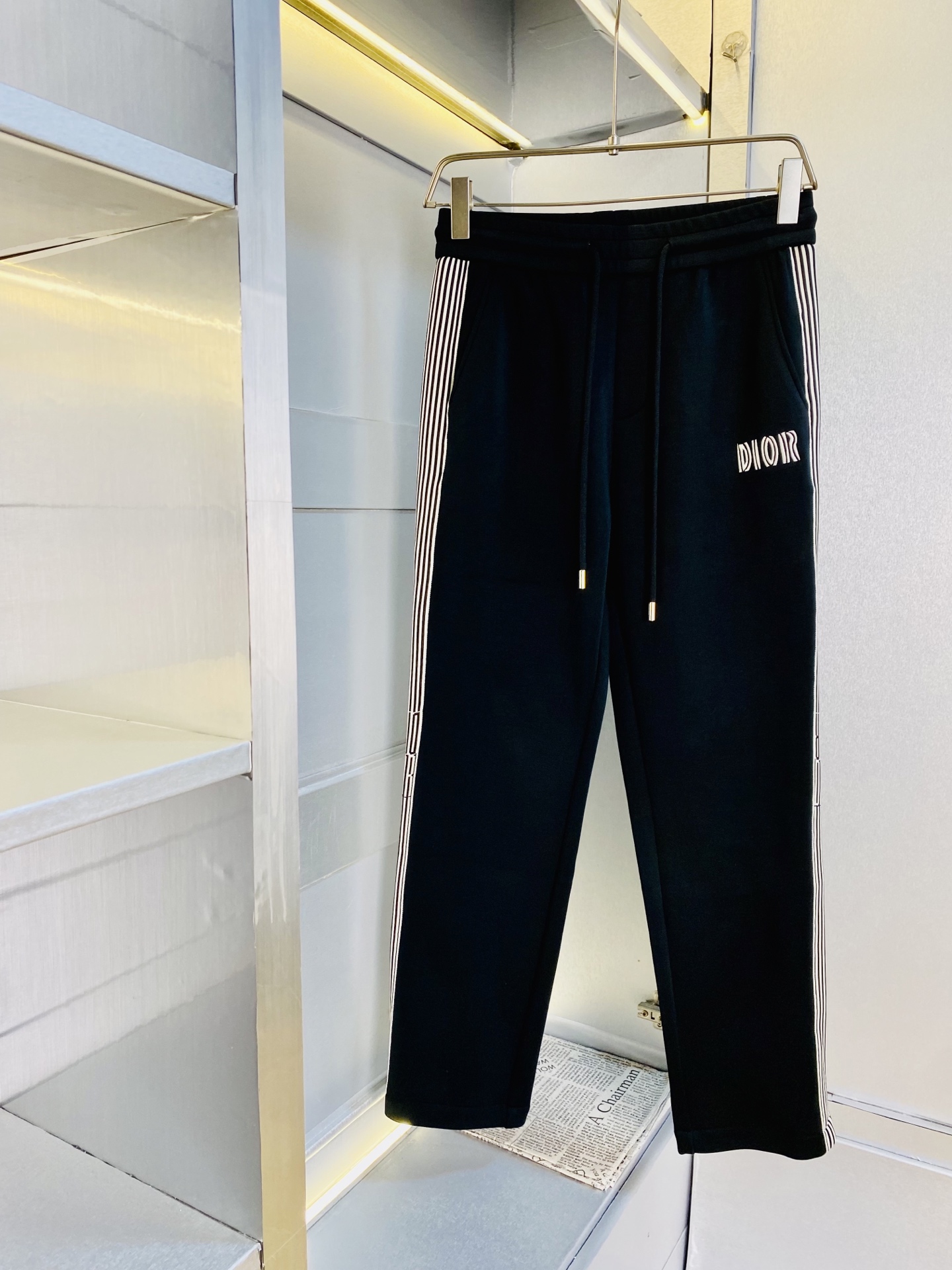 NO:743574,The original item from the official website can wear 220 pounds of Dior. Simple and fashionable, autumn and winter casual pants, sweatpants, elastic pants, trousers, straight pants, very comfortable to wear, low-key yet luxurious, very classy to wear, no need to say much about the style and cut of the pants. The upper body is exquisite and vivid. Real first-class top quality materials. Really top-grade casual pants and elastic pants, using Turkish cotton to produce the most famous denim fabric. The quality is outstanding, and the pants are very soft after heavy washing!  The straight-leg version is not picky, the upper body is absolutely stylish, the expert design is extremely luxurious. Size: M-4XL,, dior, dior,19860909官网原单货 可穿220斤迪奥Dior 简约时尚 秋冬款休闲裤卫裤松紧裤长裤直筒裤身穿着非常舒适 低调不失奢华 穿出去非常有档次,裤型款式和裁剪亦无需多言 上身精致跃然.真正一等一顶级质料 真正殿堂级的休闲裤松紧裤,选用土耳其的棉花 生产出最有名的单宁布 品质卓然,经过重水洗使得裤子很柔软！直脚的版型 不挑人 上身绝对的有型 达人设计 极度奢华.码数:M-4XL,,dior,dior,,Men's clothing