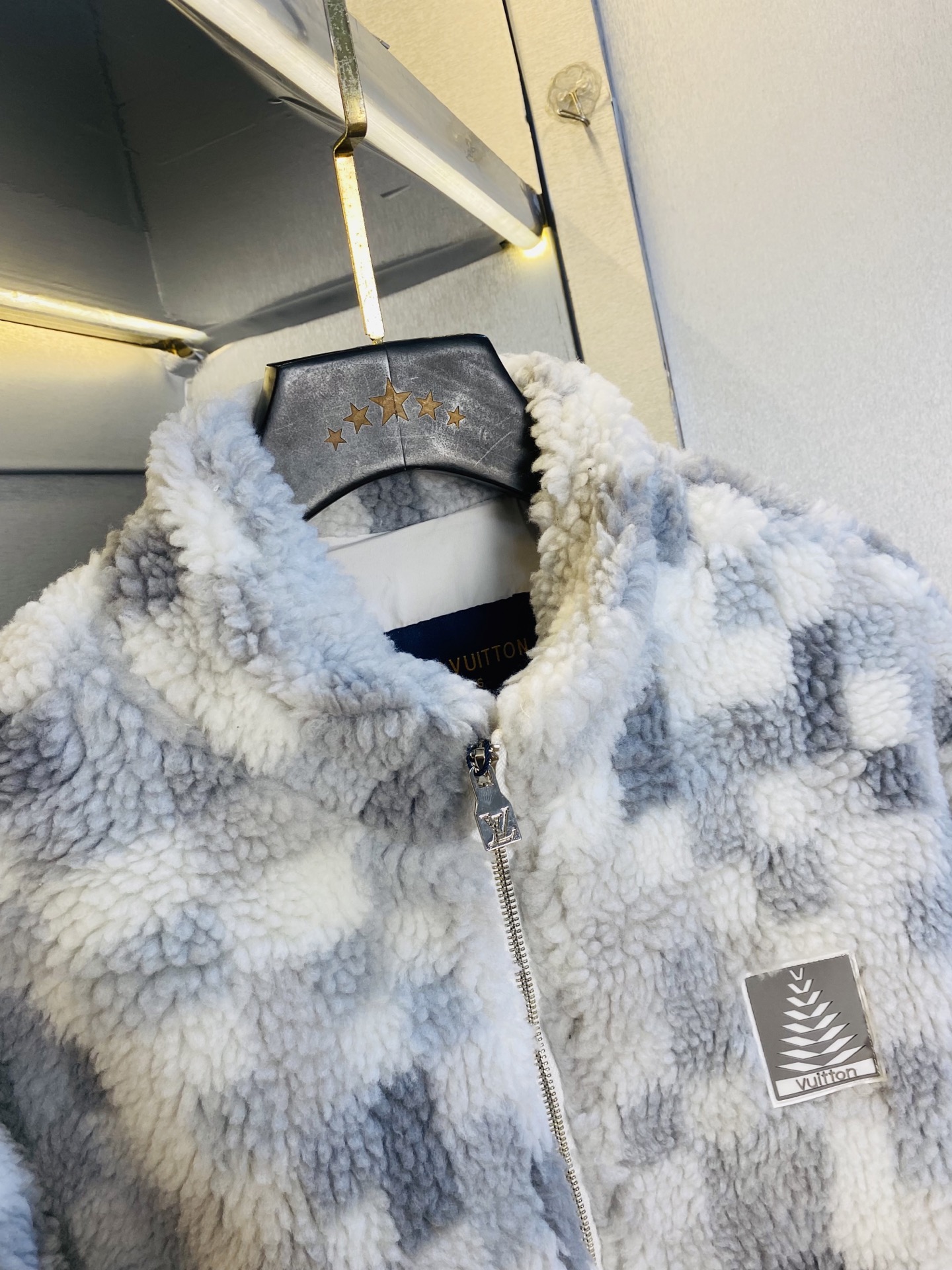 P440 官网原单货 可穿210斤🔥路易威登Lv 2025秋冬款！新款羊羔绒外套 ⚠高版本⚠高品质 ⚠原版面料⚠网红明星同款!

开模定制五金辅料  感非常舒服  超级百搭好看
非市场普通版本 随意对比 品质绝对保证
颜色：图色
尺码：M-3XL (175/130斤穿M)