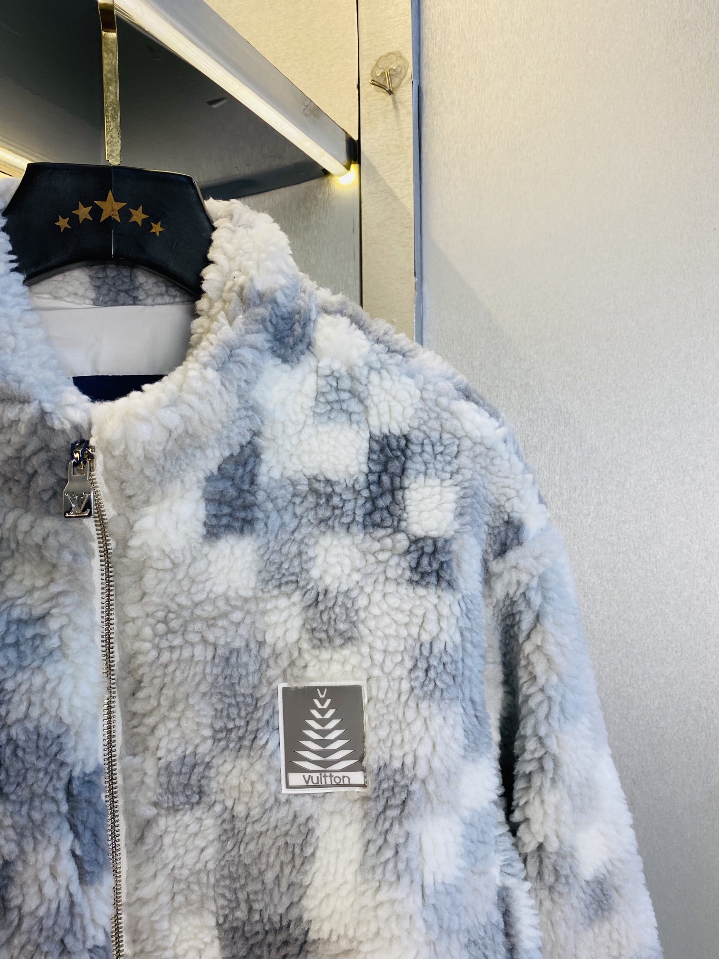 P440 官网原单货 可穿210斤🔥路易威登Lv 2025秋冬款！新款羊羔绒外套 ⚠高版本⚠高品质 ⚠原版面料⚠网红明星同款!

开模定制五金辅料  感非常舒服  超级百搭好看
非市场普通版本 随意对比 品质绝对保证
颜色：图色
尺码：M-3XL (175/130斤穿M)