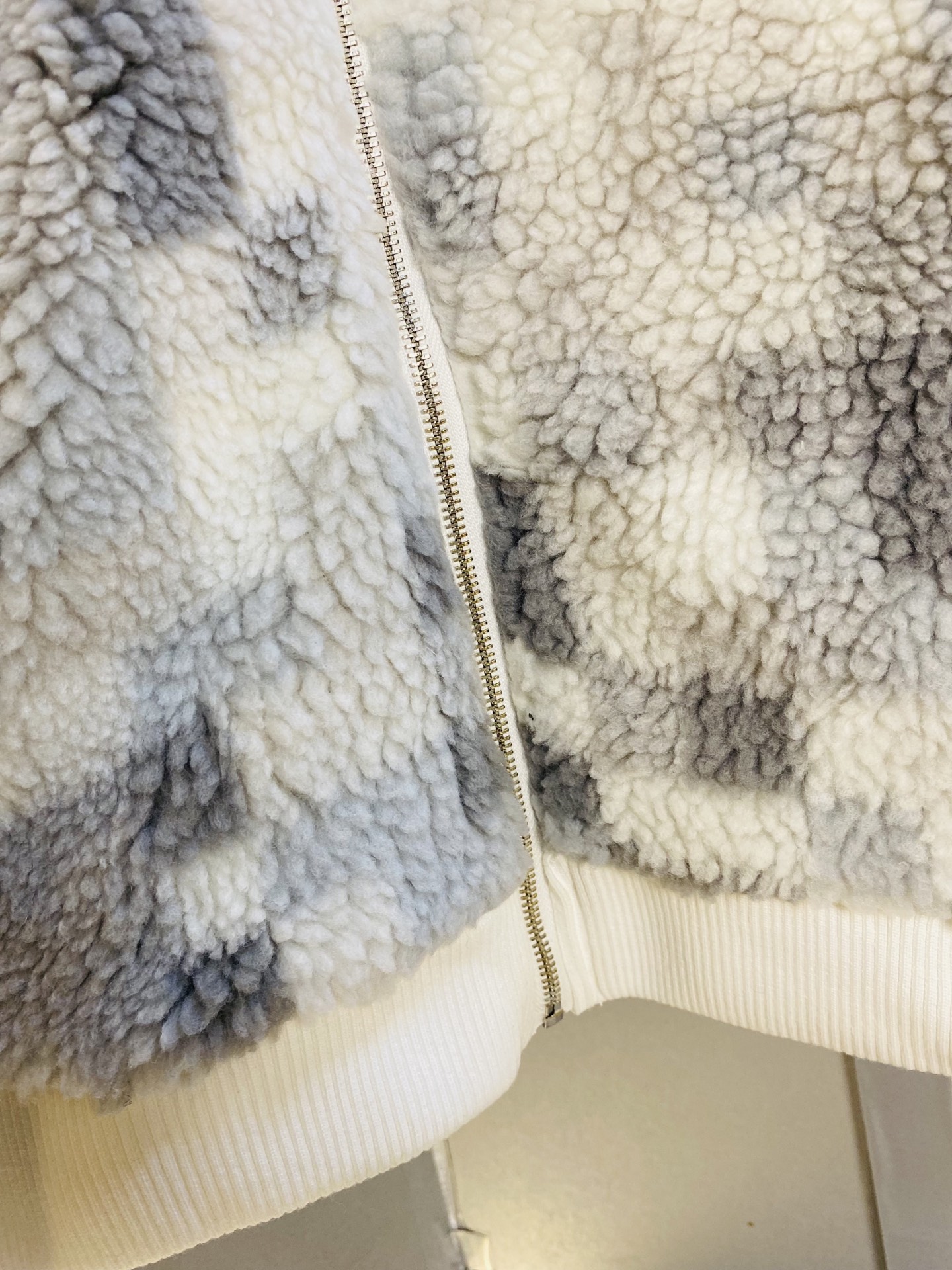 P440 官网原单货 可穿210斤🔥路易威登Lv 2025秋冬款！新款羊羔绒外套 ⚠高版本⚠高品质 ⚠原版面料⚠网红明星同款!

开模定制五金辅料  感非常舒服  超级百搭好看
非市场普通版本 随意对比 品质绝对保证
颜色：图色
尺码：M-3XL (175/130斤穿M)