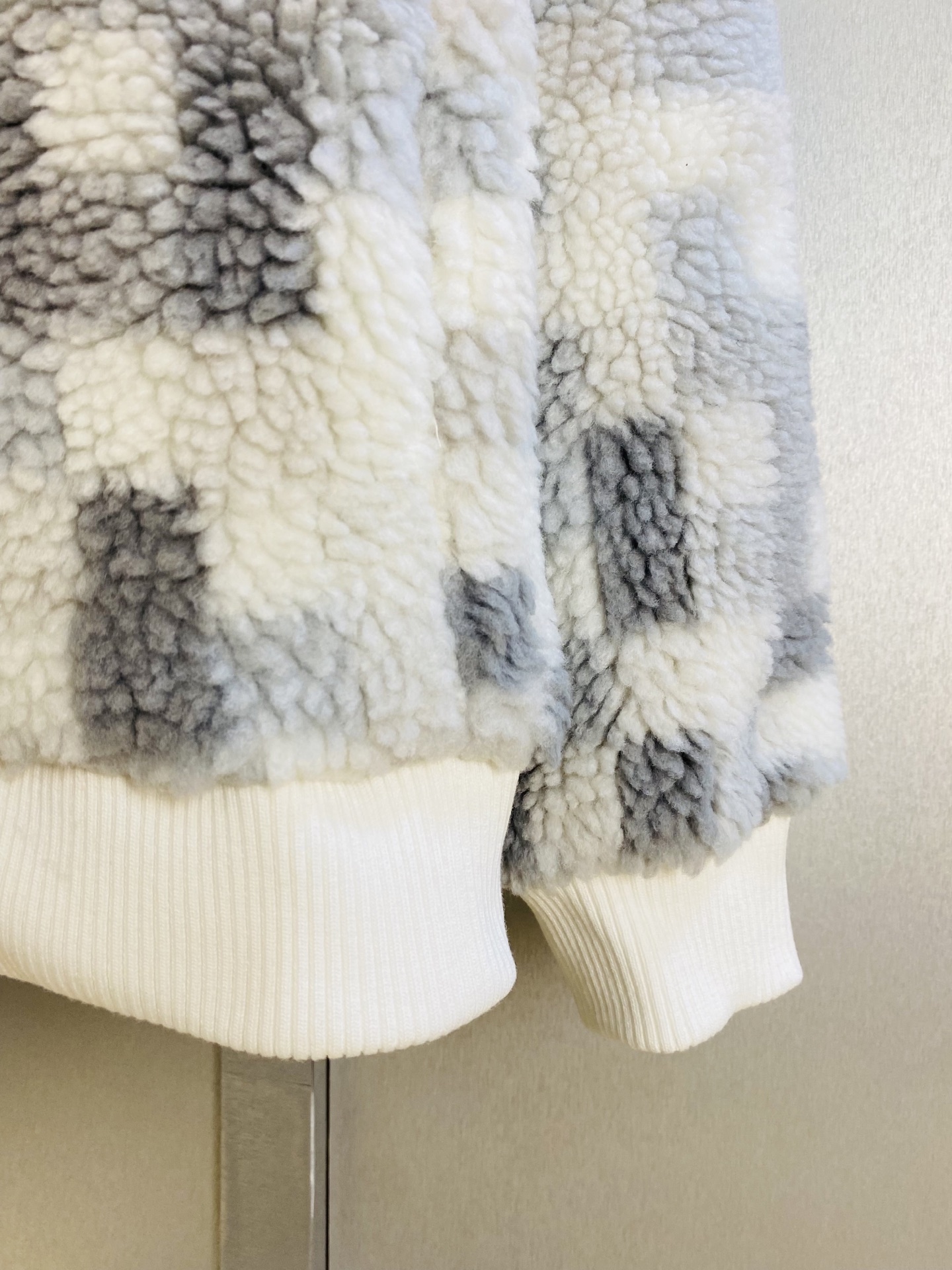 P440 官网原单货 可穿210斤🔥路易威登Lv 2025秋冬款！新款羊羔绒外套 ⚠高版本⚠高品质 ⚠原版面料⚠网红明星同款!

开模定制五金辅料  感非常舒服  超级百搭好看
非市场普通版本 随意对比 品质绝对保证
颜色：图色
尺码：M-3XL (175/130斤穿M)