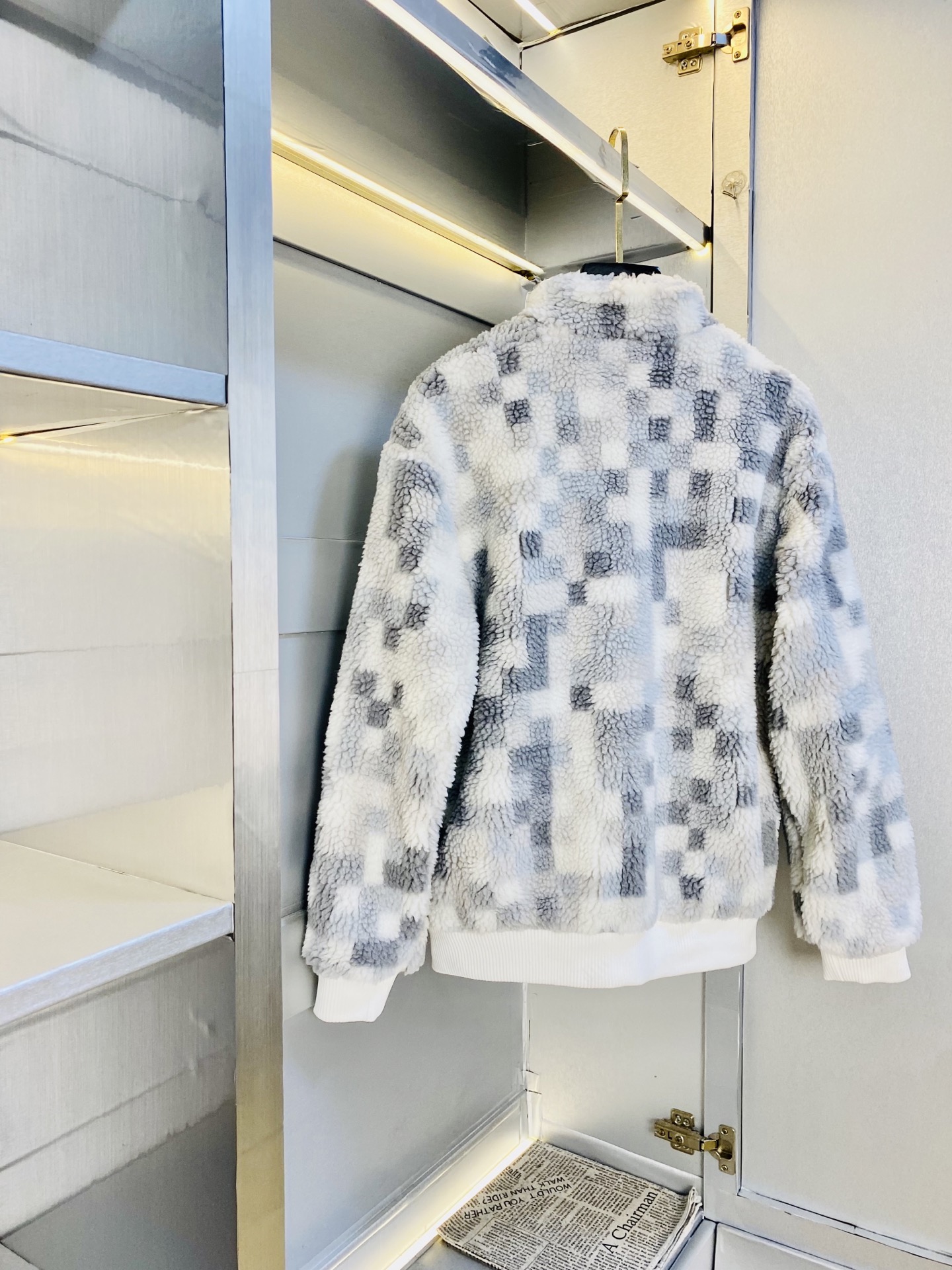 P440 官网原单货 可穿210斤🔥路易威登Lv 2025秋冬款！新款羊羔绒外套 ⚠高版本⚠高品质 ⚠原版面料⚠网红明星同款!

开模定制五金辅料  感非常舒服  超级百搭好看
非市场普通版本 随意对比 品质绝对保证
颜色：图色
尺码：M-3XL (175/130斤穿M)