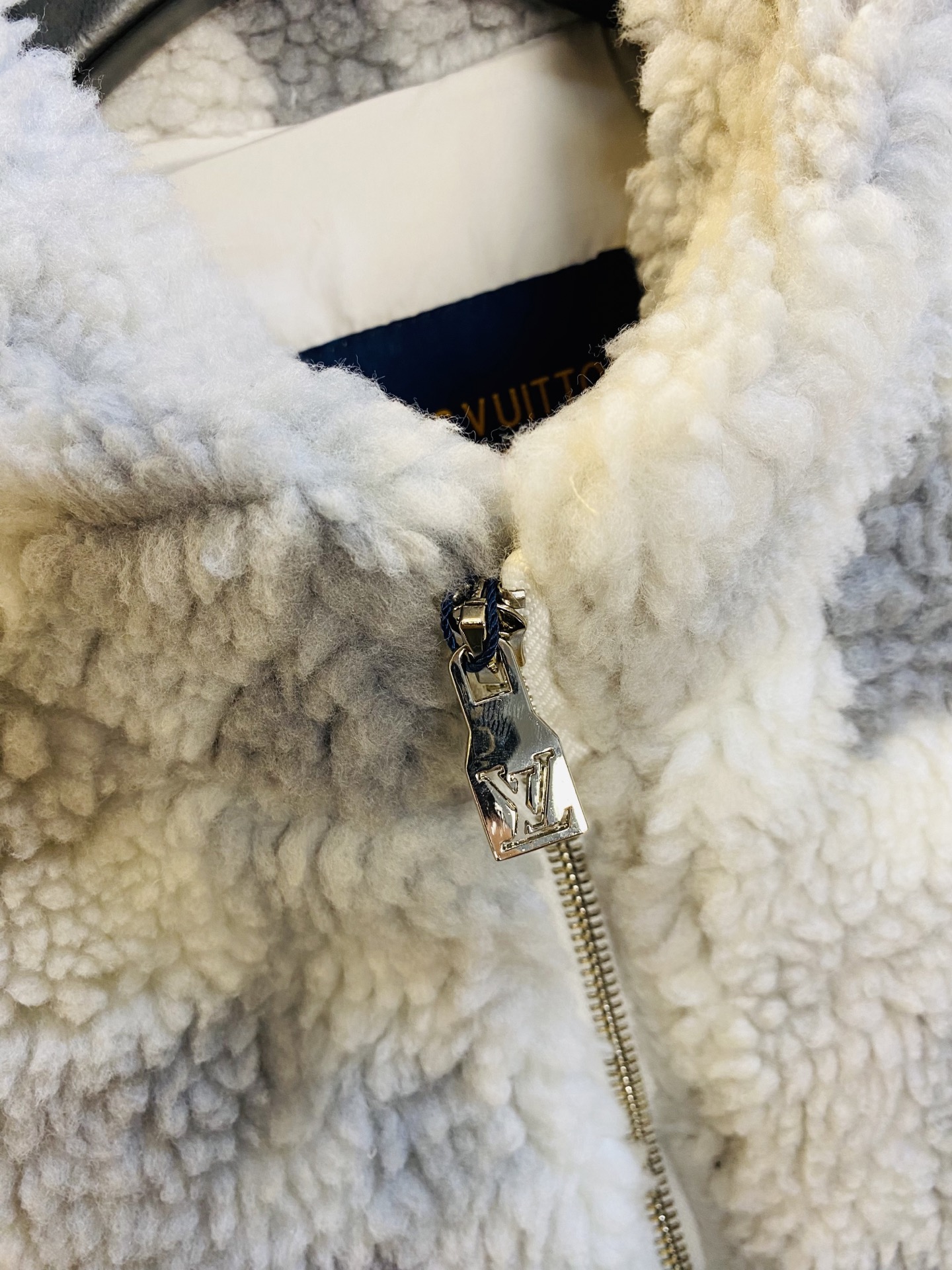 P440 官网原单货 可穿210斤🔥路易威登Lv 2025秋冬款！新款羊羔绒外套 ⚠高版本⚠高品质 ⚠原版面料⚠网红明星同款!

开模定制五金辅料  感非常舒服  超级百搭好看
非市场普通版本 随意对比 品质绝对保证
颜色：图色
尺码：M-3XL (175/130斤穿M)