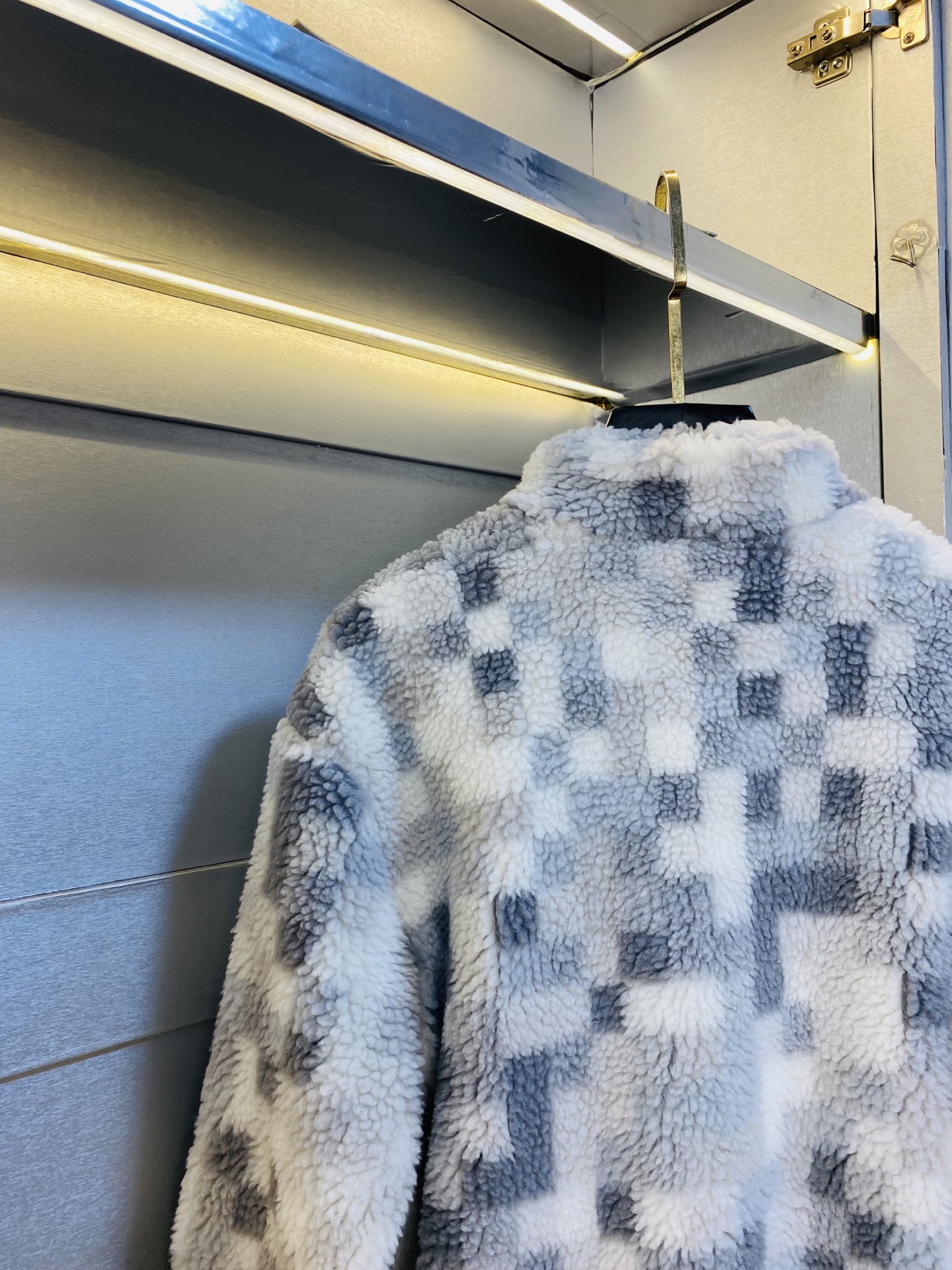 P440 官网原单货 可穿210斤🔥路易威登Lv 2025秋冬款！新款羊羔绒外套 ⚠高版本⚠高品质 ⚠原版面料⚠网红明星同款!

开模定制五金辅料  感非常舒服  超级百搭好看
非市场普通版本 随意对比 品质绝对保证
颜色：图色
尺码：M-3XL (175/130斤穿M)