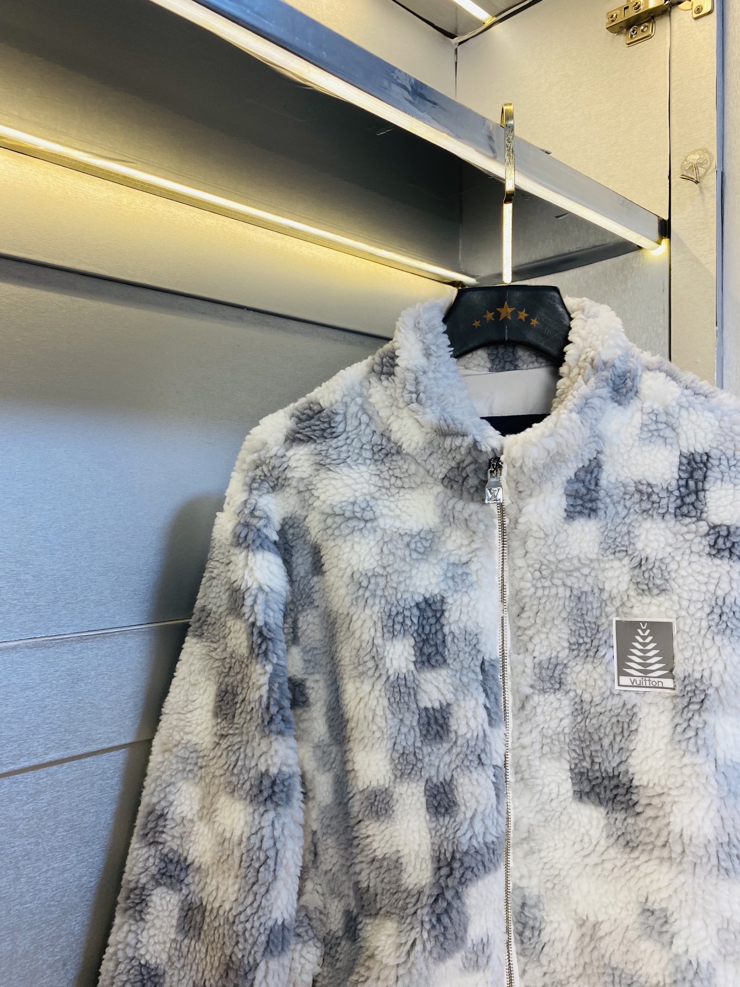 P440 官网原单货 可穿210斤🔥路易威登Lv 2025秋冬款！新款羊羔绒外套 ⚠高版本⚠高品质 ⚠原版面料⚠网红明星同款!

开模定制五金辅料  感非常舒服  超级百搭好看
非市场普通版本 随意对比 品质绝对保证
颜色：图色
尺码：M-3XL (175/130斤穿M)