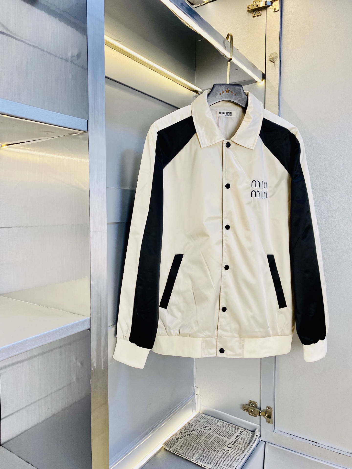 NO:656353,Original item from the official website. Can wear 200 pounds of MiuMiu 2025 autumn style!  New coat, jacket, windproof baseball uniform. High version and high quality. Original fabric, the same style as Internet celebrity stars. Open mold to customize hardware and accessories. Very comfortable. Super versatile and good-looking jacket. Not a common version in the market. Compare at will. Quality is absolutely guaranteed. Colors and pictures. Sizes M-3XL,,miumiu,jackets & coats,jackets & coats,alexander wang19860909官网原单货 可穿200斤缪缪MiuMiu 2025秋款！新款外套夹克防风衣棒球服 高版本高品质 原版面料网红明星同款 开模定制五金辅料 感非常舒服 超级百搭好看的一款外套 非市场普通版本 随意对比 品质绝对保证 颜色图色 尺码M-3XL,,miumiu,jackets & coats,jackets & coats,alexander wang,Men's clothing