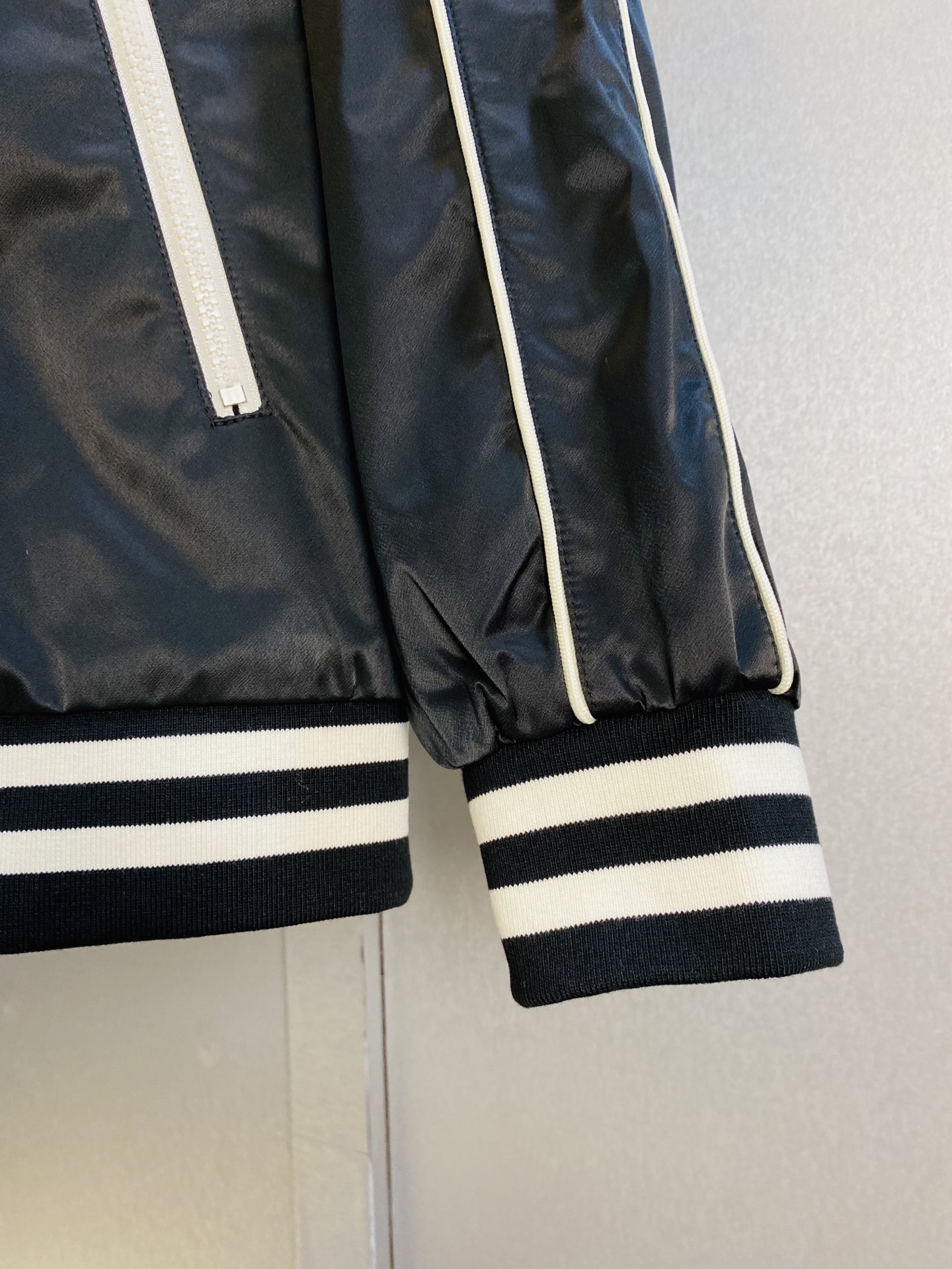 P400 官网原单货 可穿200斤🔥赛琳Celine 2025秋款！新款外套夹克防风衣棒球服
⚠高版本⚠高品质 ⚠原版面料⚠网红明星同款
开模定制五金辅料  感非常舒服  超级百搭好看的一款外套
非市场普通版本 随意对比 品质绝对保证
颜色：图色
尺码：M-3XL