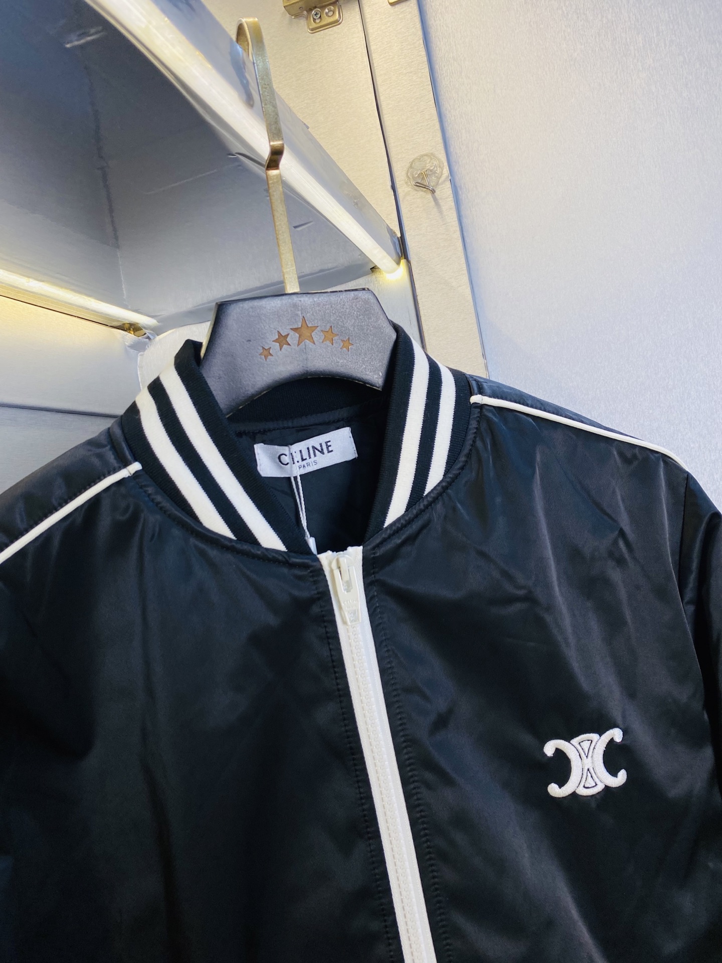 P400 官网原单货 可穿200斤🔥赛琳Celine 2025秋款！新款外套夹克防风衣棒球服
⚠高版本⚠高品质 ⚠原版面料⚠网红明星同款
开模定制五金辅料  感非常舒服  超级百搭好看的一款外套
非市场普通版本 随意对比 品质绝对保证
颜色：图色
尺码：M-3XL