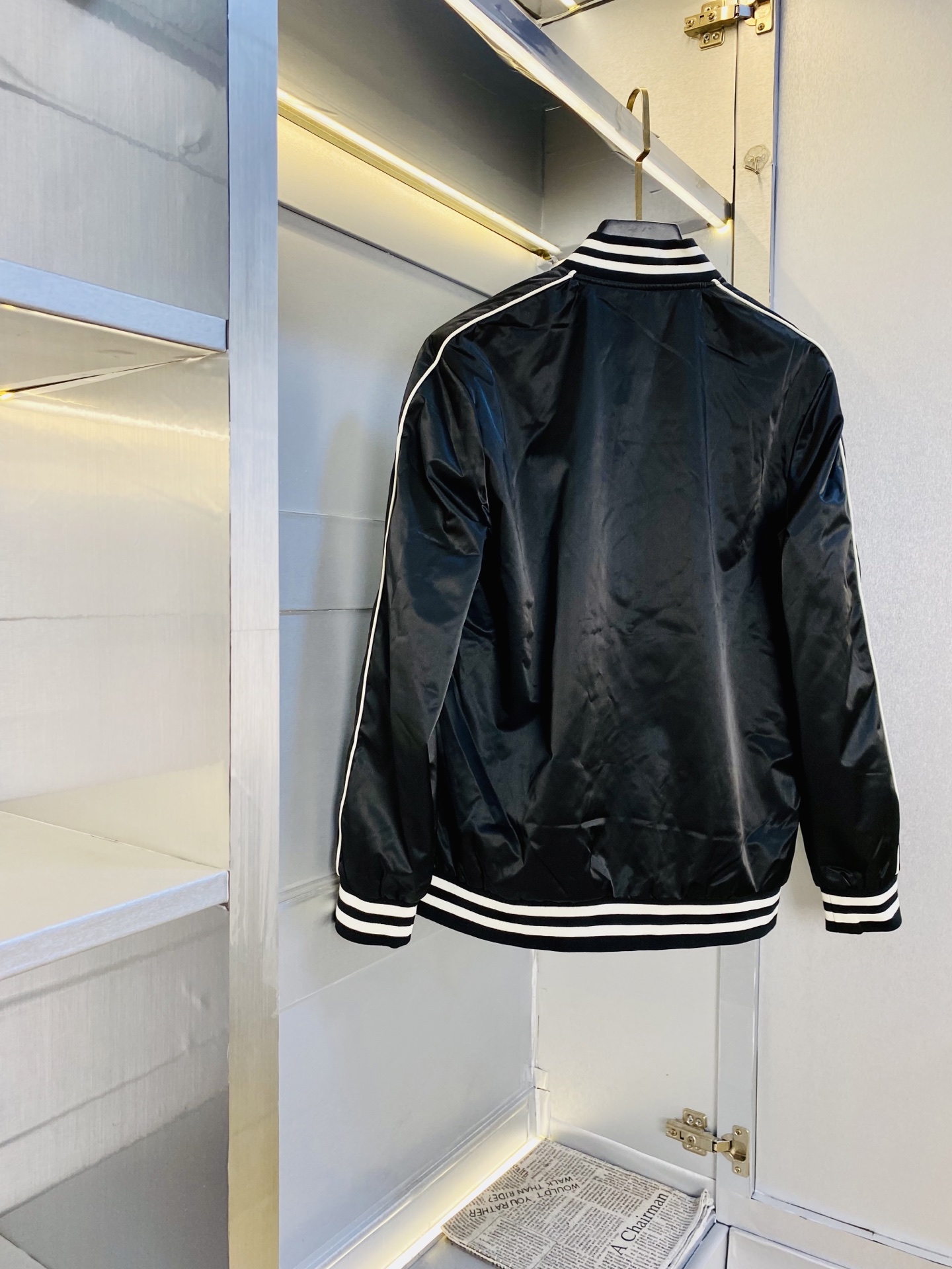 P400 官网原单货 可穿200斤🔥赛琳Celine 2025秋款！新款外套夹克防风衣棒球服
⚠高版本⚠高品质 ⚠原版面料⚠网红明星同款
开模定制五金辅料  感非常舒服  超级百搭好看的一款外套
非市场普通版本 随意对比 品质绝对保证
颜色：图色
尺码：M-3XL