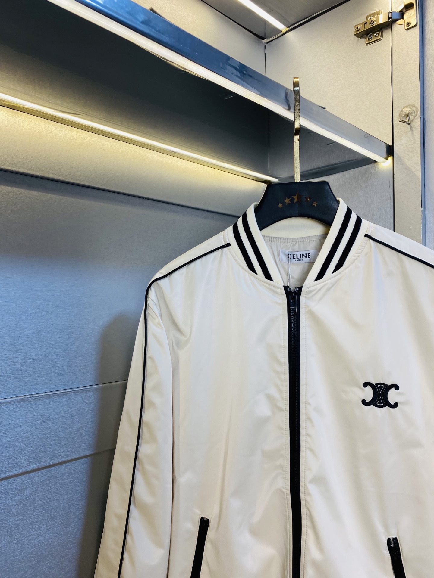 P400 官网原单货 可穿200斤🔥赛琳Celine 2025秋款！新款外套夹克防风衣棒球服
⚠高版本⚠高品质 ⚠原版面料⚠网红明星同款
开模定制五金辅料  感非常舒服  超级百搭好看的一款外套
非市场普通版本 随意对比 品质绝对保证
颜色：图色
尺码：M-3XL