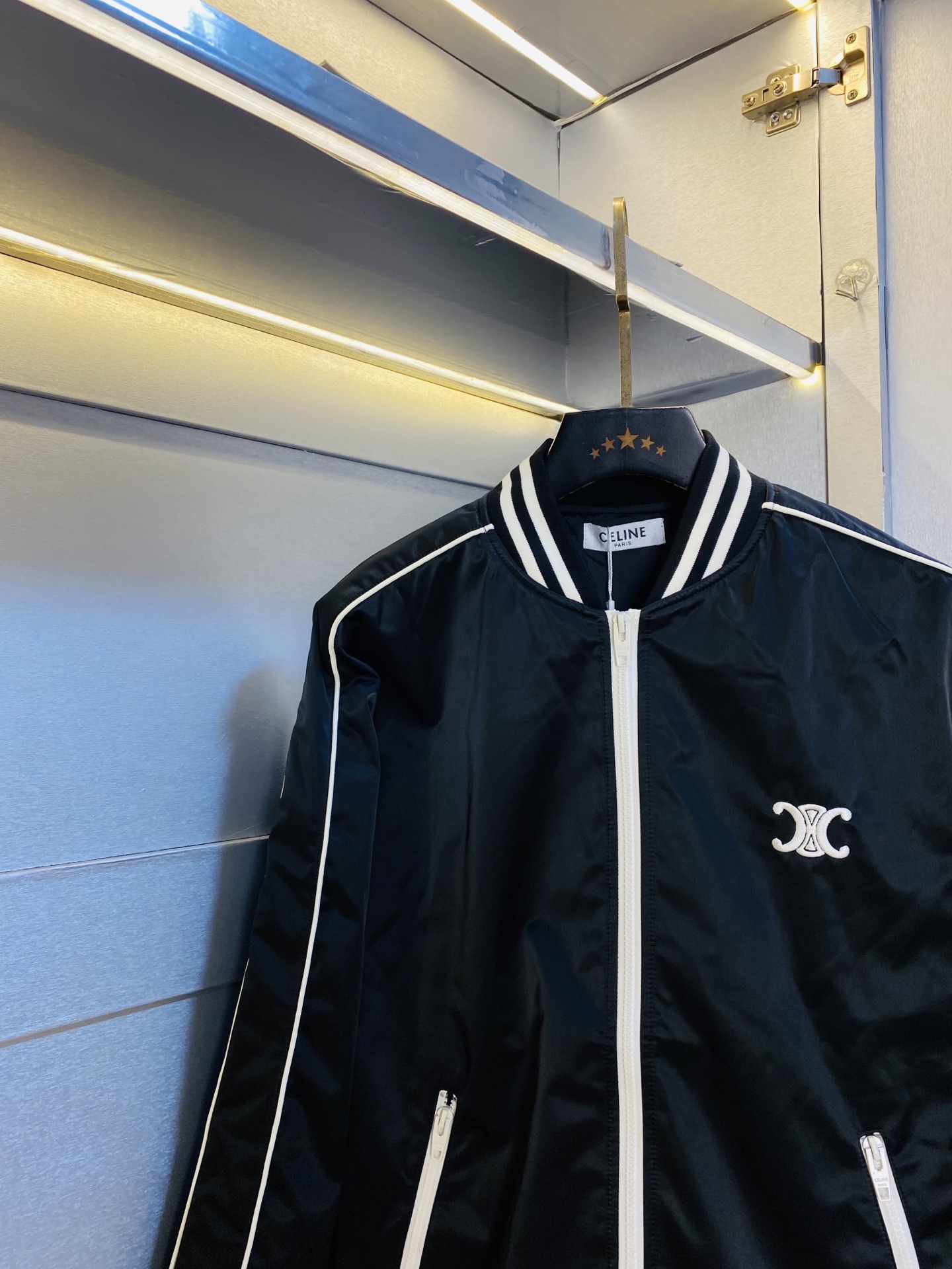 P400 官网原单货 可穿200斤🔥赛琳Celine 2025秋款！新款外套夹克防风衣棒球服
⚠高版本⚠高品质 ⚠原版面料⚠网红明星同款
开模定制五金辅料  感非常舒服  超级百搭好看的一款外套
非市场普通版本 随意对比 品质绝对保证
颜色：图色
尺码：M-3XL