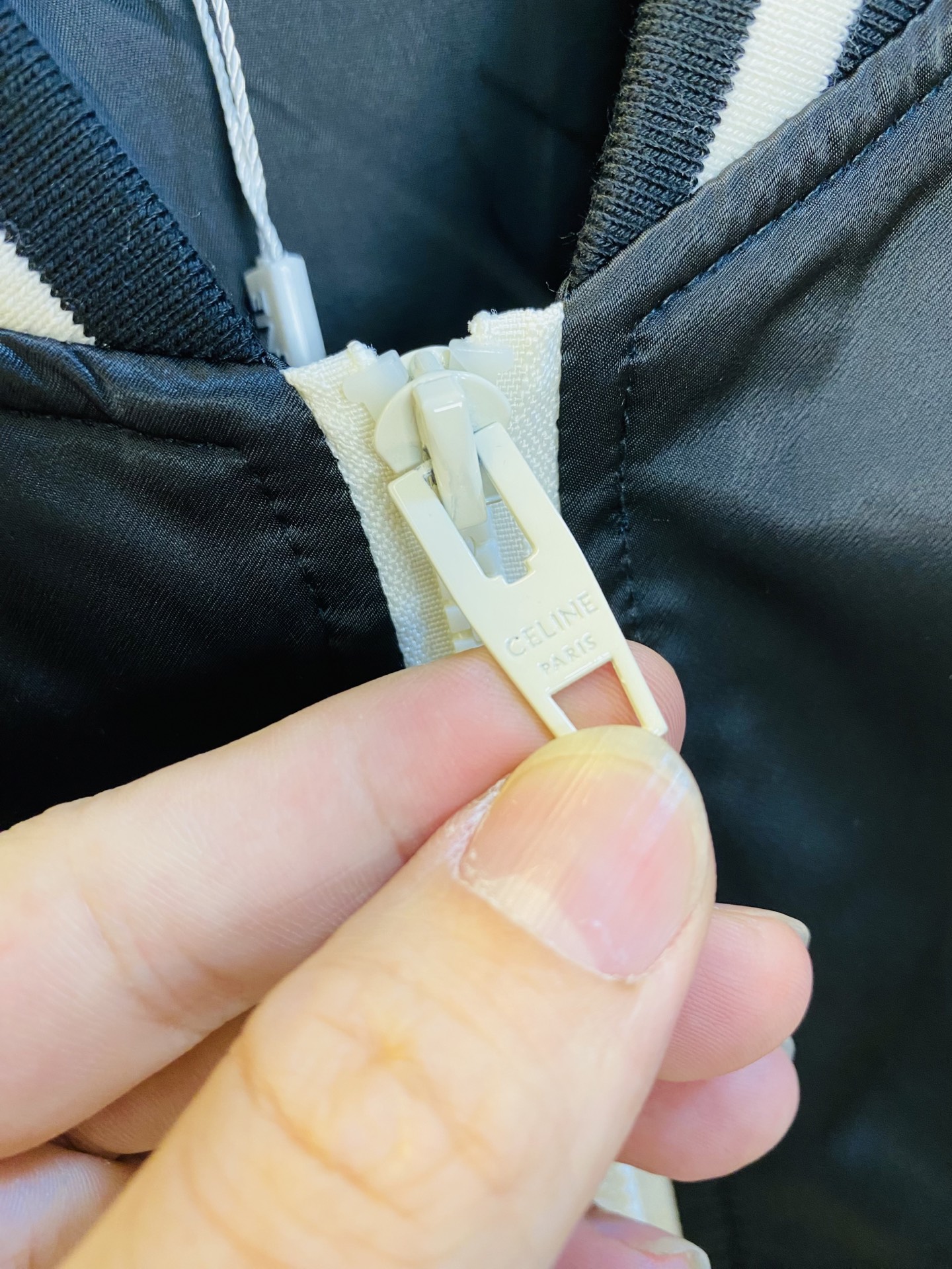 P400 官网原单货 可穿200斤🔥赛琳Celine 2025秋款！新款外套夹克防风衣棒球服
⚠高版本⚠高品质 ⚠原版面料⚠网红明星同款
开模定制五金辅料  感非常舒服  超级百搭好看的一款外套
非市场普通版本 随意对比 品质绝对保证
颜色：图色
尺码：M-3XL