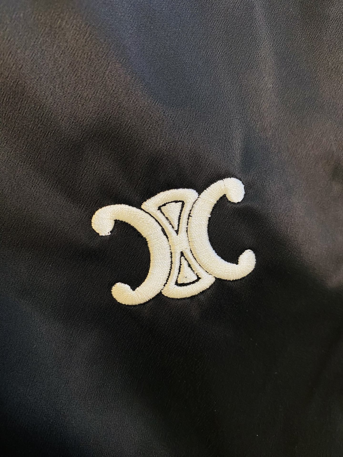 P400 官网原单货 可穿200斤🔥赛琳Celine 2025秋款！新款外套夹克防风衣棒球服
⚠高版本⚠高品质 ⚠原版面料⚠网红明星同款
开模定制五金辅料  感非常舒服  超级百搭好看的一款外套
非市场普通版本 随意对比 品质绝对保证
颜色：图色
尺码：M-3XL