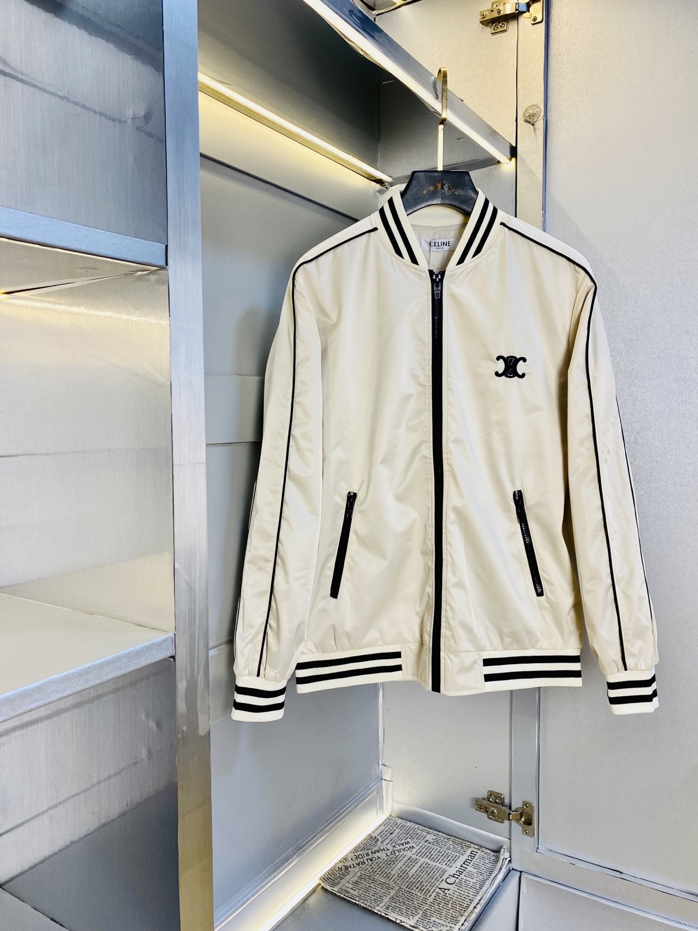 P400 官网原单货 可穿200斤🔥赛琳Celine 2025秋款！新款外套夹克防风衣棒球服
⚠高版本⚠高品质 ⚠原版面料⚠网红明星同款
开模定制五金辅料  感非常舒服  超级百搭好看的一款外套
非市场普通版本 随意对比 品质绝对保证
颜色：图色
尺码：M-3XL