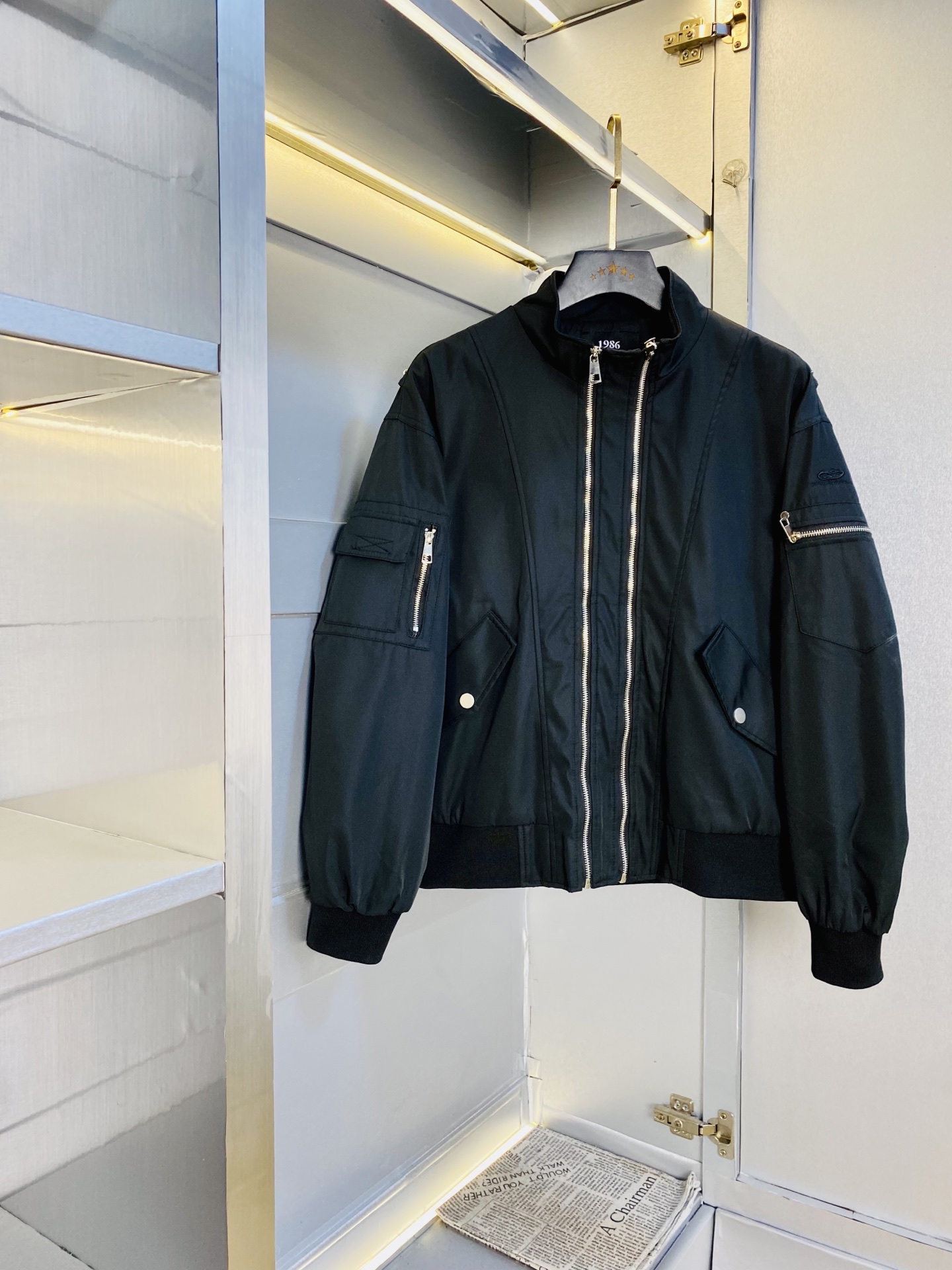 NO:656358,The original item from the official website can wear 200 pounds of Dolce & Gabbana DG 2025 autumn style!  New coat, jacket and windproof coat. High version and high quality. The original fabric is the same as that of Internet celebrity stars. Customized hardware and accessories. Very comfortable. A super versatile and good-looking coat. Not a common version in the market. Compare at will. Quality is absolutely guaranteed. Color pictures and colors. Sizes M-3XL,,Dolce&Gabbana,jackets & coats,jackets & coats,alexander wang19860909官网原单货 可穿200斤杜嘉班纳DG 2025秋款！新款外套夹克防风衣 高版本高品质 原版面料网红明星同款 开模定制五金辅料 感非常舒服 超级百搭好看的一款外套 非市场普通版本 随意对比 品质绝对保证 颜色图色 尺码M-3XL,,Dolce&Gabbana,jackets & coats,jackets & coats,alexander wang,Men's clothing