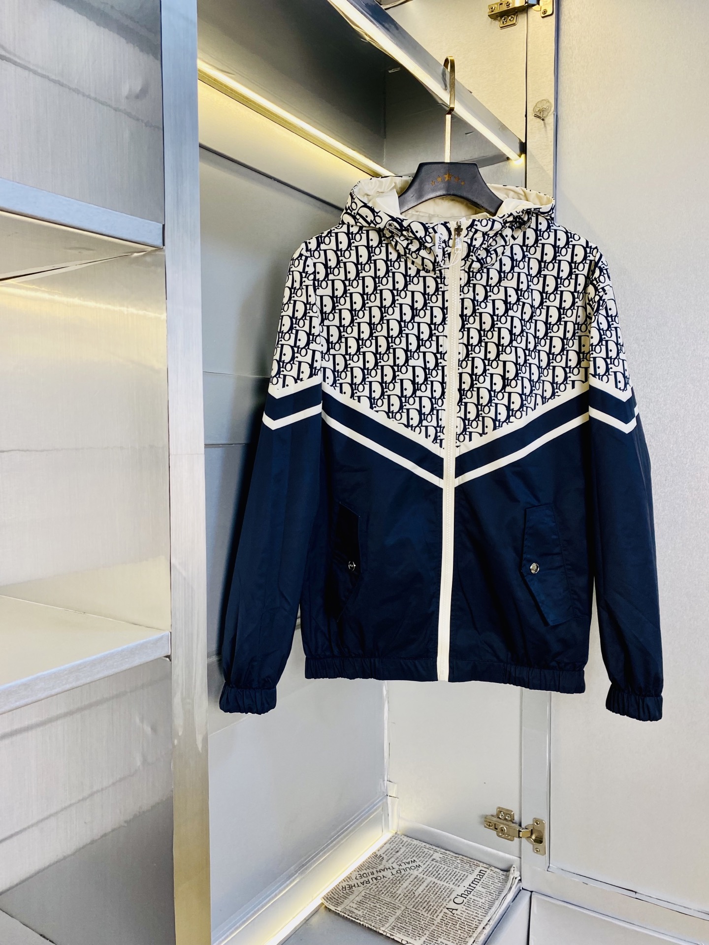 双面穿P400 官网原单货 可穿200斤🔥迪奥Dior 2025秋款！新款外套夹克防风衣
⚠高版本⚠高品质 ⚠原版面料⚠网红明星同款
开模定制五金辅料  感非常舒服  超级百搭好看的一款外套
非市场普通版本 随意对比 品质绝对保证
颜色：图色
尺码：M-3XL