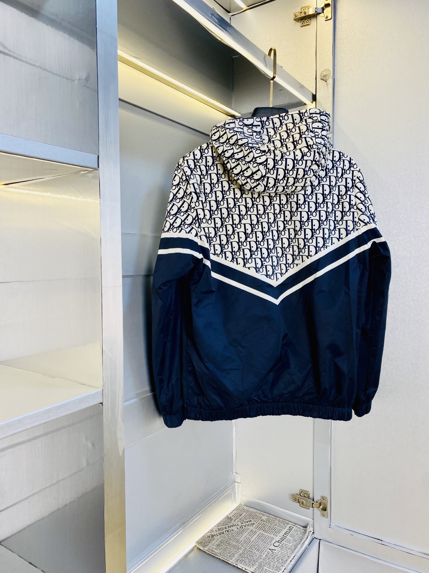 双面穿P400 官网原单货 可穿200斤🔥迪奥Dior 2025秋款！新款外套夹克防风衣
⚠高版本⚠高品质 ⚠原版面料⚠网红明星同款
开模定制五金辅料  感非常舒服  超级百搭好看的一款外套
非市场普通版本 随意对比 品质绝对保证
颜色：图色
尺码：M-3XL