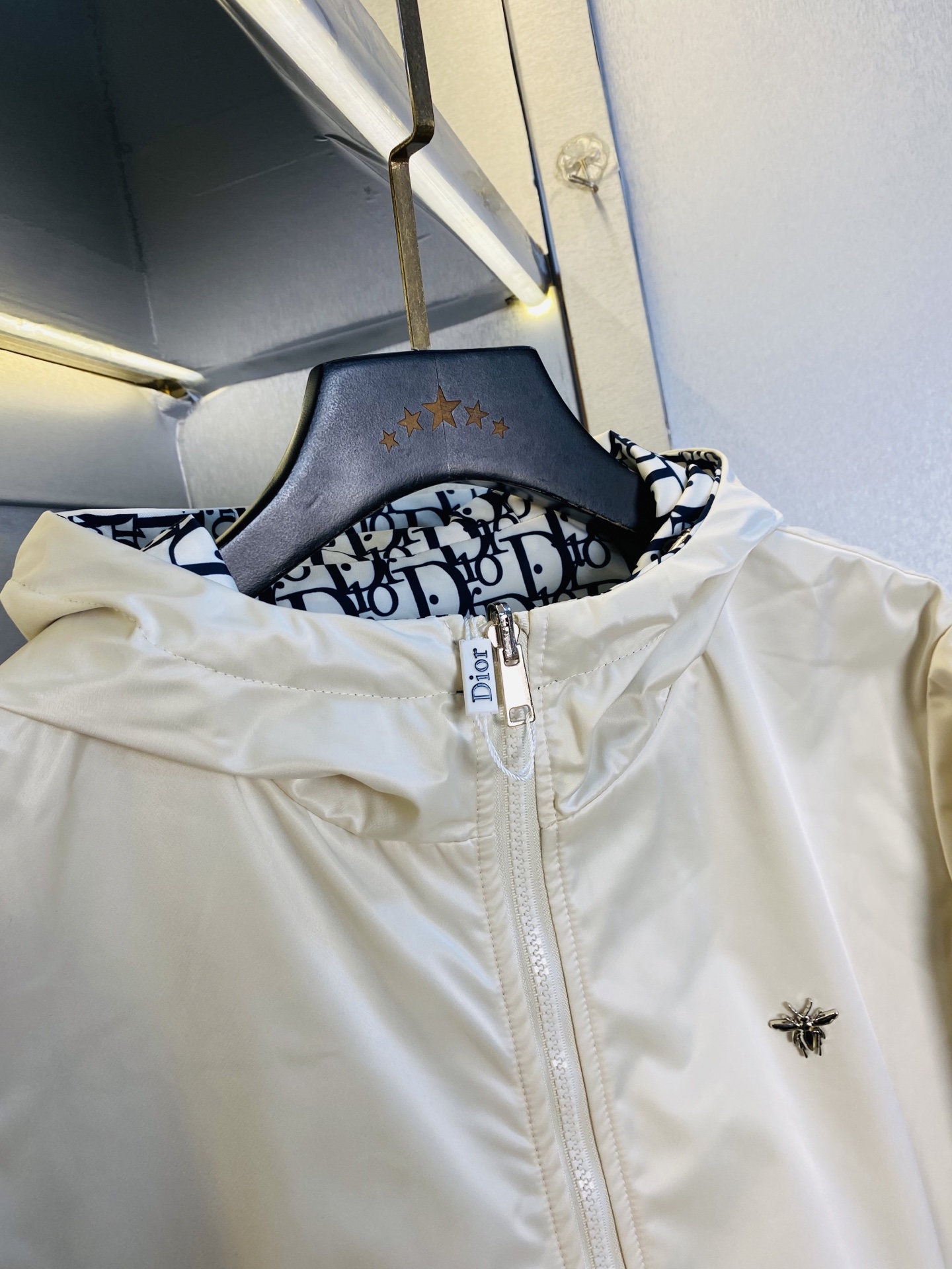 双面穿P400 官网原单货 可穿200斤🔥迪奥Dior 2025秋款！新款外套夹克防风衣
⚠高版本⚠高品质 ⚠原版面料⚠网红明星同款
开模定制五金辅料  感非常舒服  超级百搭好看的一款外套
非市场普通版本 随意对比 品质绝对保证
颜色：图色
尺码：M-3XL