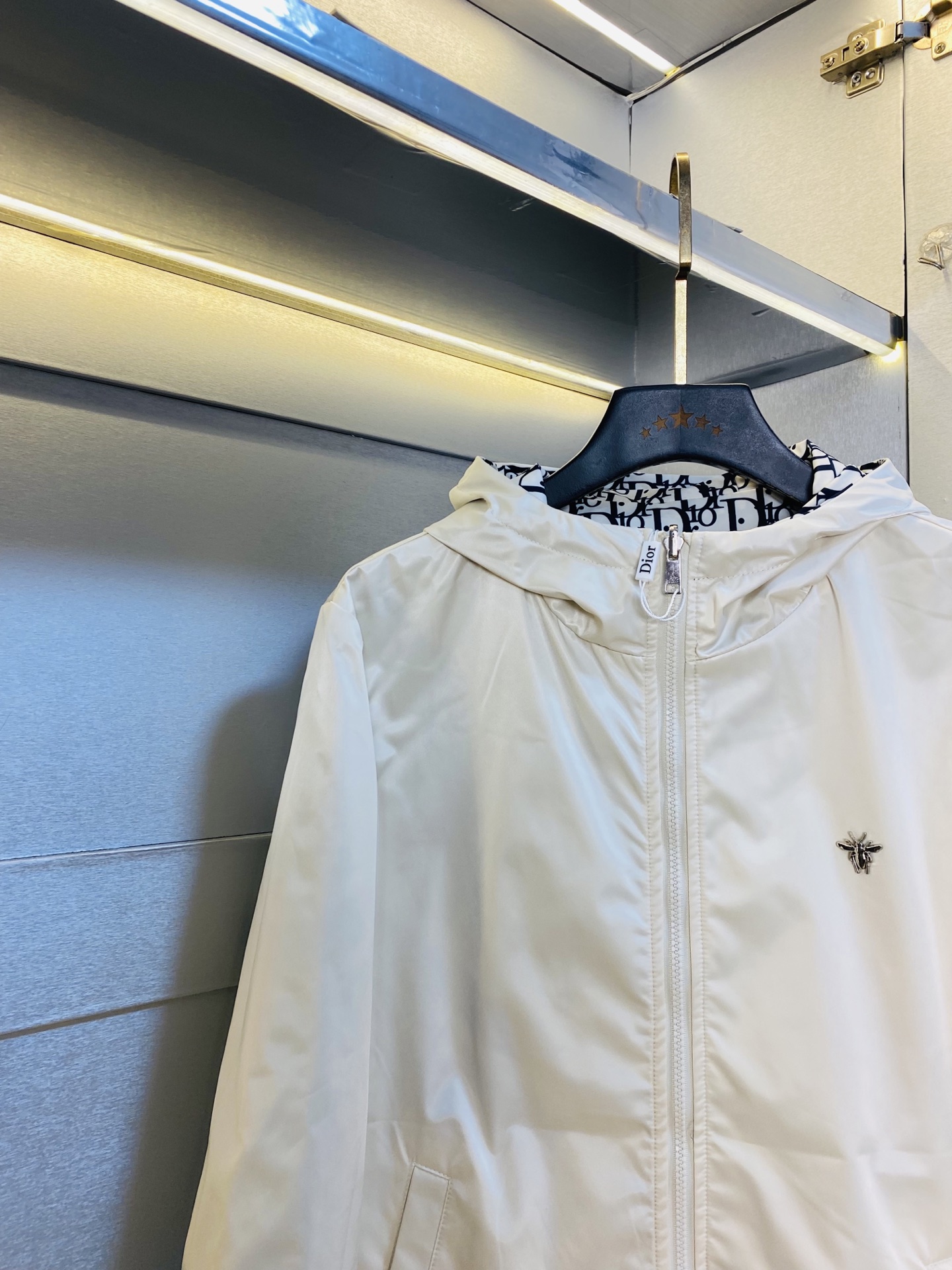 双面穿P400 官网原单货 可穿200斤🔥迪奥Dior 2025秋款！新款外套夹克防风衣
⚠高版本⚠高品质 ⚠原版面料⚠网红明星同款
开模定制五金辅料  感非常舒服  超级百搭好看的一款外套
非市场普通版本 随意对比 品质绝对保证
颜色：图色
尺码：M-3XL