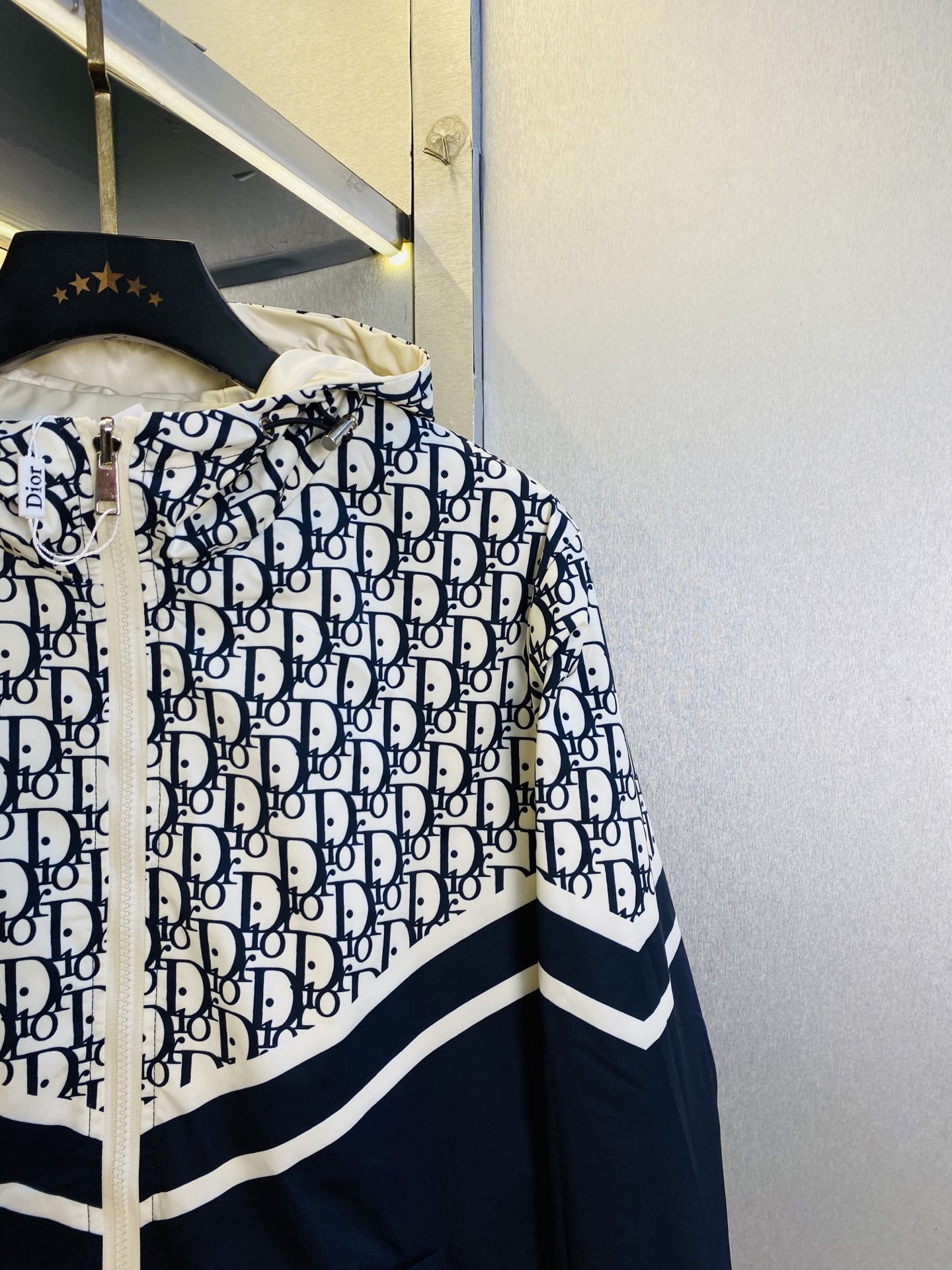 双面穿P400 官网原单货 可穿200斤🔥迪奥Dior 2025秋款！新款外套夹克防风衣
⚠高版本⚠高品质 ⚠原版面料⚠网红明星同款
开模定制五金辅料  感非常舒服  超级百搭好看的一款外套
非市场普通版本 随意对比 品质绝对保证
颜色：图色
尺码：M-3XL