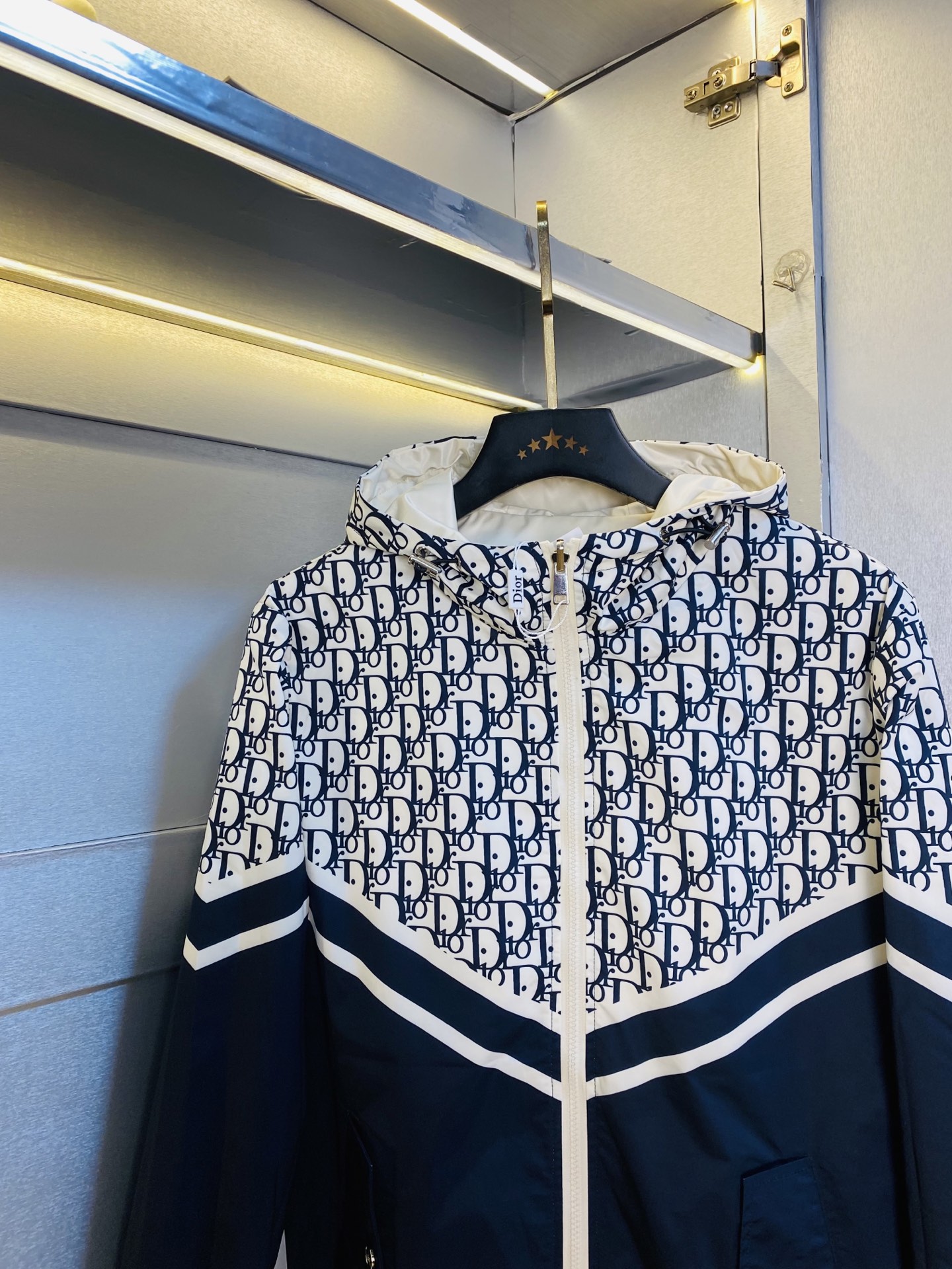 双面穿P400 官网原单货 可穿200斤🔥迪奥Dior 2025秋款！新款外套夹克防风衣
⚠高版本⚠高品质 ⚠原版面料⚠网红明星同款
开模定制五金辅料  感非常舒服  超级百搭好看的一款外套
非市场普通版本 随意对比 品质绝对保证
颜色：图色
尺码：M-3XL