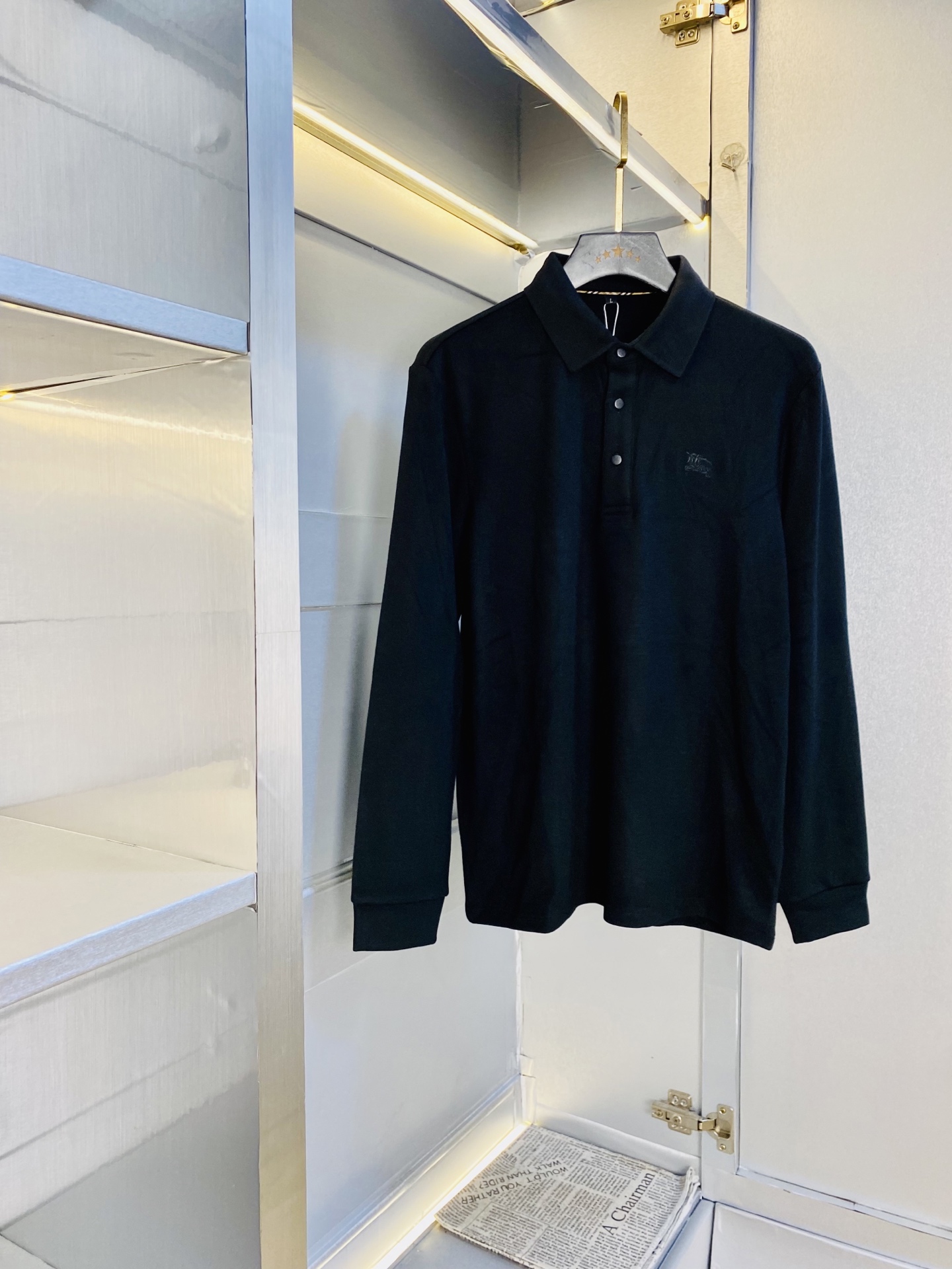 NO:598712,Double-sided velvet can be worn, double-sided velvet and thin velvet, Burberry original quality, 2025 latest model, warm lapel long-sleeved bottoming shirt, selected counter custom-made top-quality imported fabrics, all details are perfectly made 1:1 replica, 100% authentic, original hardware, high-end customized accessories, original factory label, the upper body effect is amazing!  Too big M-4XL,,burberry,burberry,alexander wang19860909双面绒可穿斤 双面加绒薄绒款 巴宝莉Burberry 原单品质 2025最新款 保暖翻领长袖打底衫 精选专柜订制顶级进口面料 所有细节做工完美1比1复刻 还原正品百分百 原版五金 高端订制辅料 原厂原标 上身效果超赞！偏大M-4XL,,burberry,burberry,alexander wang,Men's clothing