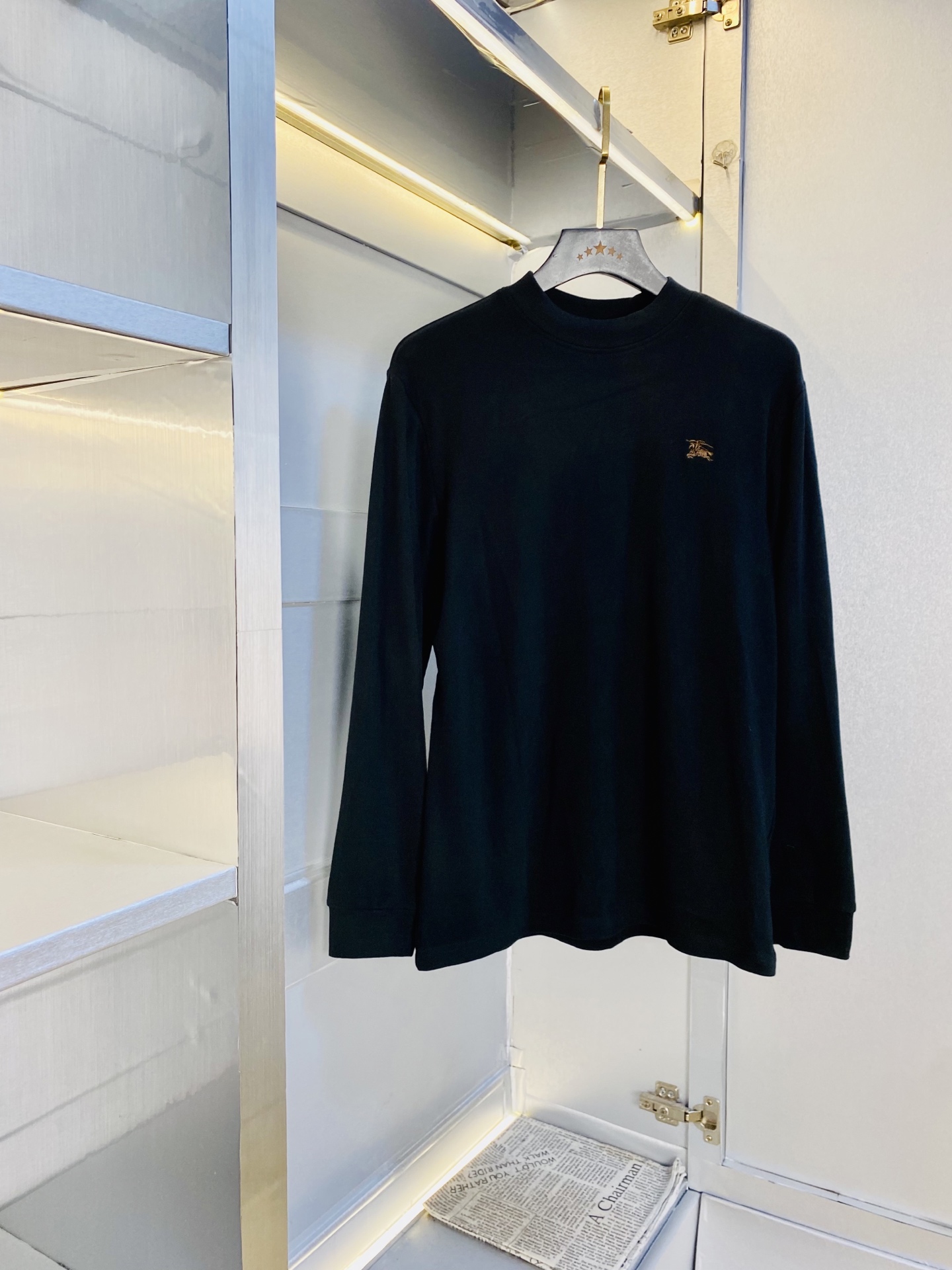 NO:598715,Double-sided velvet can be worn. Double-sided velvet and thin velvet. Burberry. Original quality. 2025 latest model. Warm long-sleeved sweatshirt style bottoming shirt T-shirt. Selected counters to customize top-grade imported fabrics. All details are perfectly made and reproduced 1:1. 100% authentic. Original hardware. High-end customized accessories. Original factory original label. The upper body effect is amazing!  Too big M-4XL,,burberry,burberry,hoodie,sweatshirts,tees,t-shirt,alexander wang19860909双面绒可穿斤 双面加绒薄绒款 巴宝莉Burberry 原单品质 2025最新款 保暖长袖卫衣款打底衫T恤 精选专柜订制顶级进口面料 所有细节做工完美1比1复刻 还原正品百分百 原版五金 高端订制辅料 原厂原标 上身效果超赞！偏大M-4XL,,burberry,burberry,hoodie,sweatshirts,tees，t-shirt,alexander wang,Men's clothing