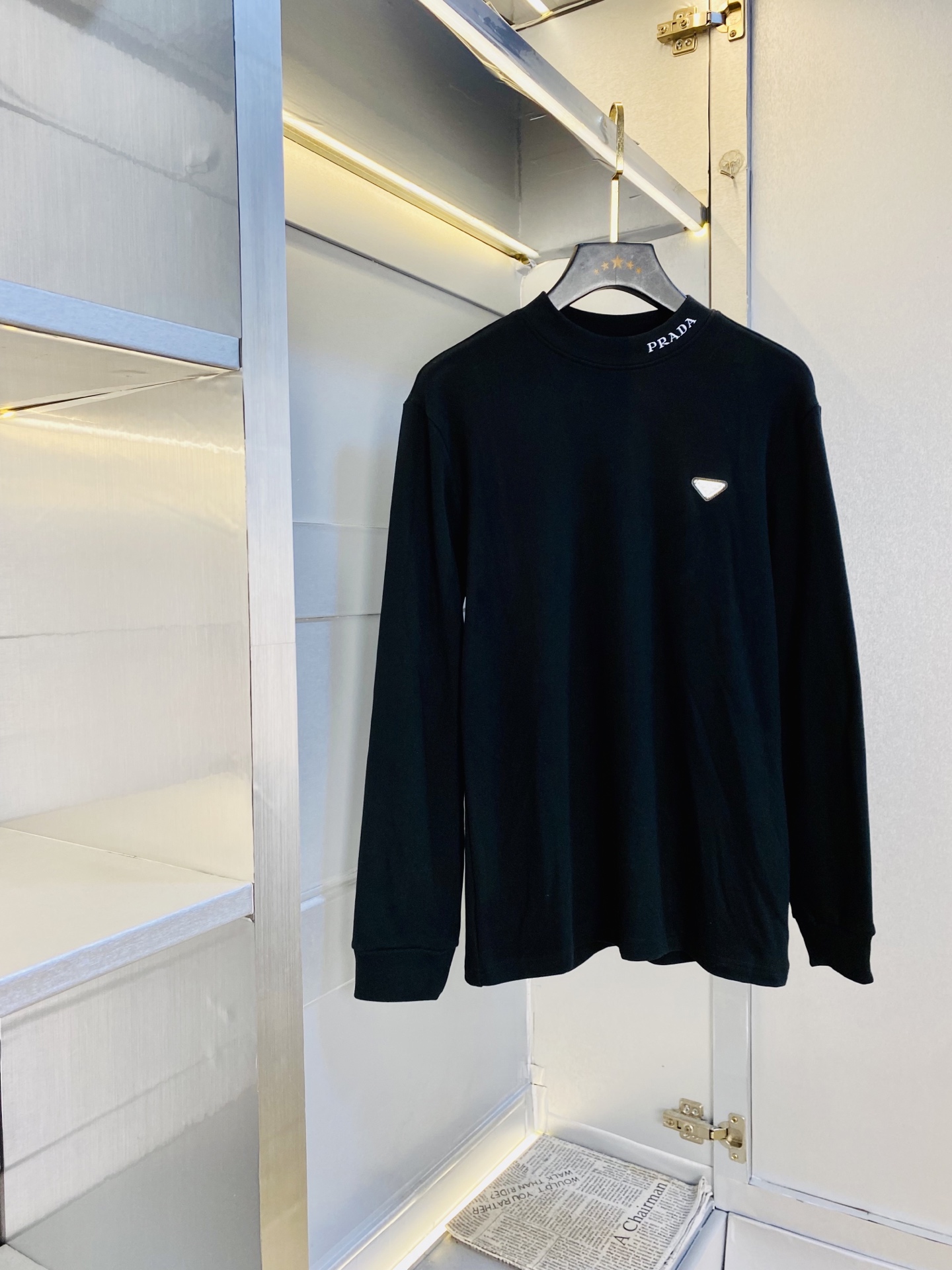 NO:608809,Double-sided velvet can be worn up to 210 pounds. Double-sided velvet thin velvet model. Prada. Original quality. 2025 latest model. Warm long-sleeved sweatshirt style base layer T-shirt. Selected counters to customize top-grade imported fabrics. All details are perfectly made and reproduced 1:1. Restore to 100% authentic. Original hardware. High-end customized accessories. Original factory label. The upper body effect is great!  Too big M-4XL,,prada,prada,hoodie,sweatshirts,tees,t-shirt,alexander wang19860909双面绒可穿210斤 双面加绒薄绒款 普拉达Prada 原单品质 2025最新款 保暖长袖卫衣款打底衫T恤 精选专柜订制顶级进口面料 所有细节做工完美1比1复刻 还原正品百分百 原版五金 高端订制辅料 原厂原标 上身效果超赞！偏大M-4XL,,prada,prada,hoodie,sweatshirts,tees，t-shirt,alexander wang,Men's clothing