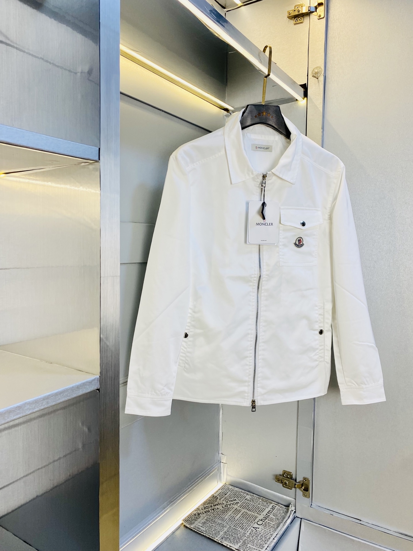 NO:600933,The original item from the official website can be worn with a 200-pound Moncler 2025 autumn model!  New coat, jacket and windproof coat. High version and high quality. The original fabric is the same as that of Internet celebrity stars. Customized hardware and accessories. Very comfortable. A super versatile and good-looking coat. Not the ordinary version in the market. Compare at will. Quality is absolutely guaranteed. Color pictures and colors. Sizes M-3XL, Moncler, jackets & coats, jackets & coats, alexander wang19860909官网原单货 可穿200斤蒙口Moncler 2025秋款！新款外套夹克防风衣 高版本高品质 原版面料网红明星同款 开模定制五金辅料 感非常舒服 超级百搭好看的一款外套 非市场普通版本 随意对比 品质绝对保证 颜色图色 尺码M-3XL,,Moncler,jackets & coats,jackets & coats,alexander wang,Men's clothing