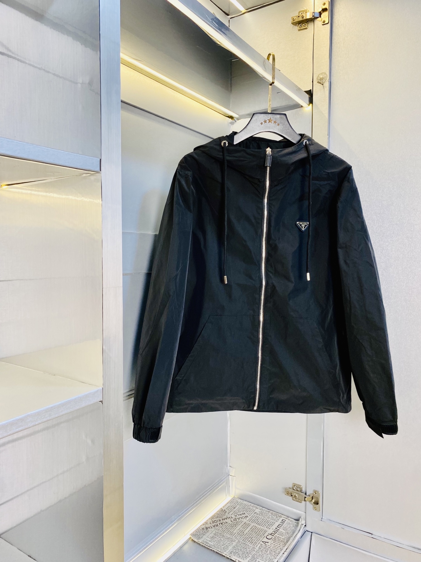 NO:545798,The original item from the official website can wear 200 pounds of Prada autumn style!  New coat, jacket and windproof coat. High version and high quality. The original fabric is the same as that of Internet celebrity stars. Open mold to customize hardware accessories. Very comfortable. Super versatile and good-looking coat. Not a common version in the market. Compare at will. Quality is absolutely guaranteed. Color pictures and colors. Sizes M-3XL,, prada, prada, jackets & coats, jackets & coats, alexander wang19860909官网原单货 可穿200斤普拉达Prada 秋款！新款外套夹克防风衣 高版本高品质 原版面料网红明星同款 开模定制五金辅料 感非常舒服 超级百搭好看的一款外套 非市场普通版本 随意对比 品质绝对保证 颜色图色 尺码M-3XL,,prada,prada,jackets & coats,jackets & coats,alexander wang,Men's clothing