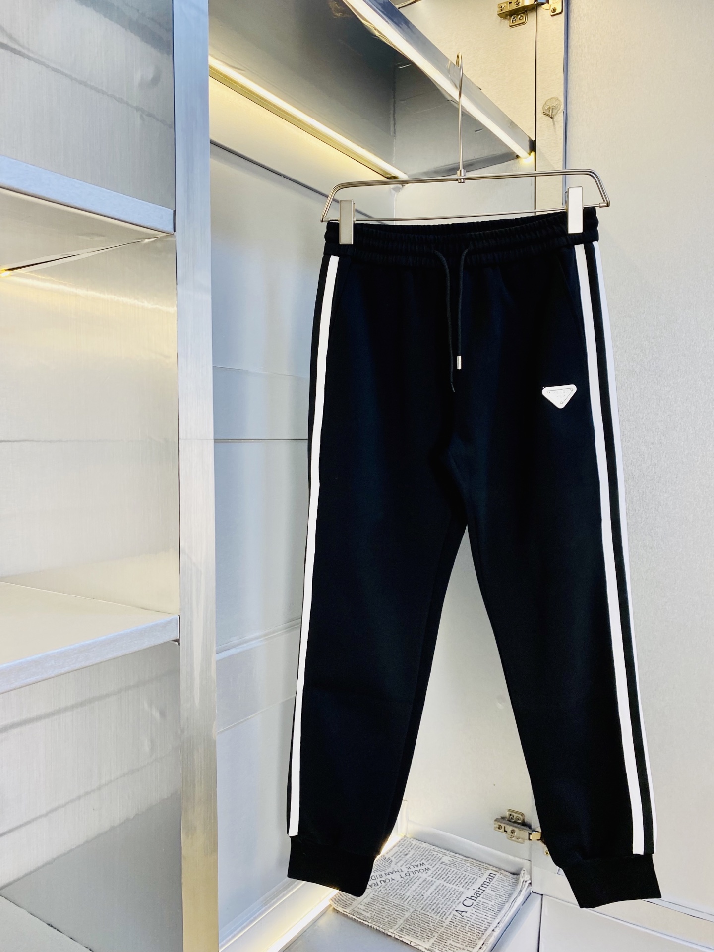 P400 官网原单货 可穿200斤🔥 普拉达Prada 简约时尚 秋季新款套装长袖外套夹克套装长裤套装 身穿着非常舒适 低调不失奢华 穿出去非常有档次,裤型款式和裁剪亦无需多言 上身精致跃然.真正一等一顶级质料 真正殿堂级的休闲裤松紧裤,选用土耳其的棉花 生产出最有名的单宁布 品质卓然,经过重水洗使得裤子很柔软！直脚的版型 不挑人 上身绝对的有型 极度奢华。码数:M-3XL（175/130斤穿M）