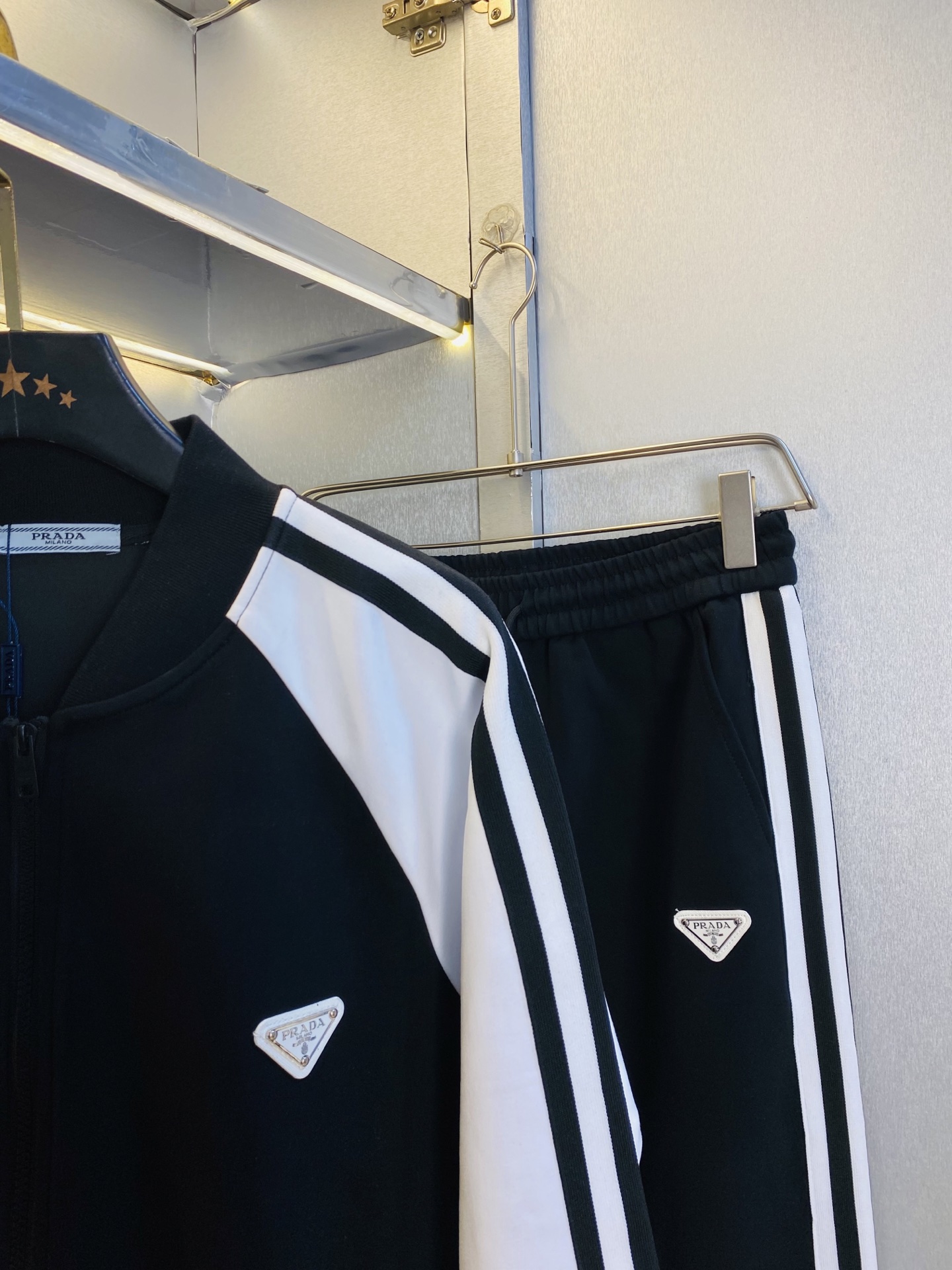 P400 官网原单货 可穿200斤🔥 普拉达Prada 简约时尚 秋季新款套装长袖外套夹克套装长裤套装 身穿着非常舒适 低调不失奢华 穿出去非常有档次,裤型款式和裁剪亦无需多言 上身精致跃然.真正一等一顶级质料 真正殿堂级的休闲裤松紧裤,选用土耳其的棉花 生产出最有名的单宁布 品质卓然,经过重水洗使得裤子很柔软！直脚的版型 不挑人 上身绝对的有型 极度奢华。码数:M-3XL（175/130斤穿M）