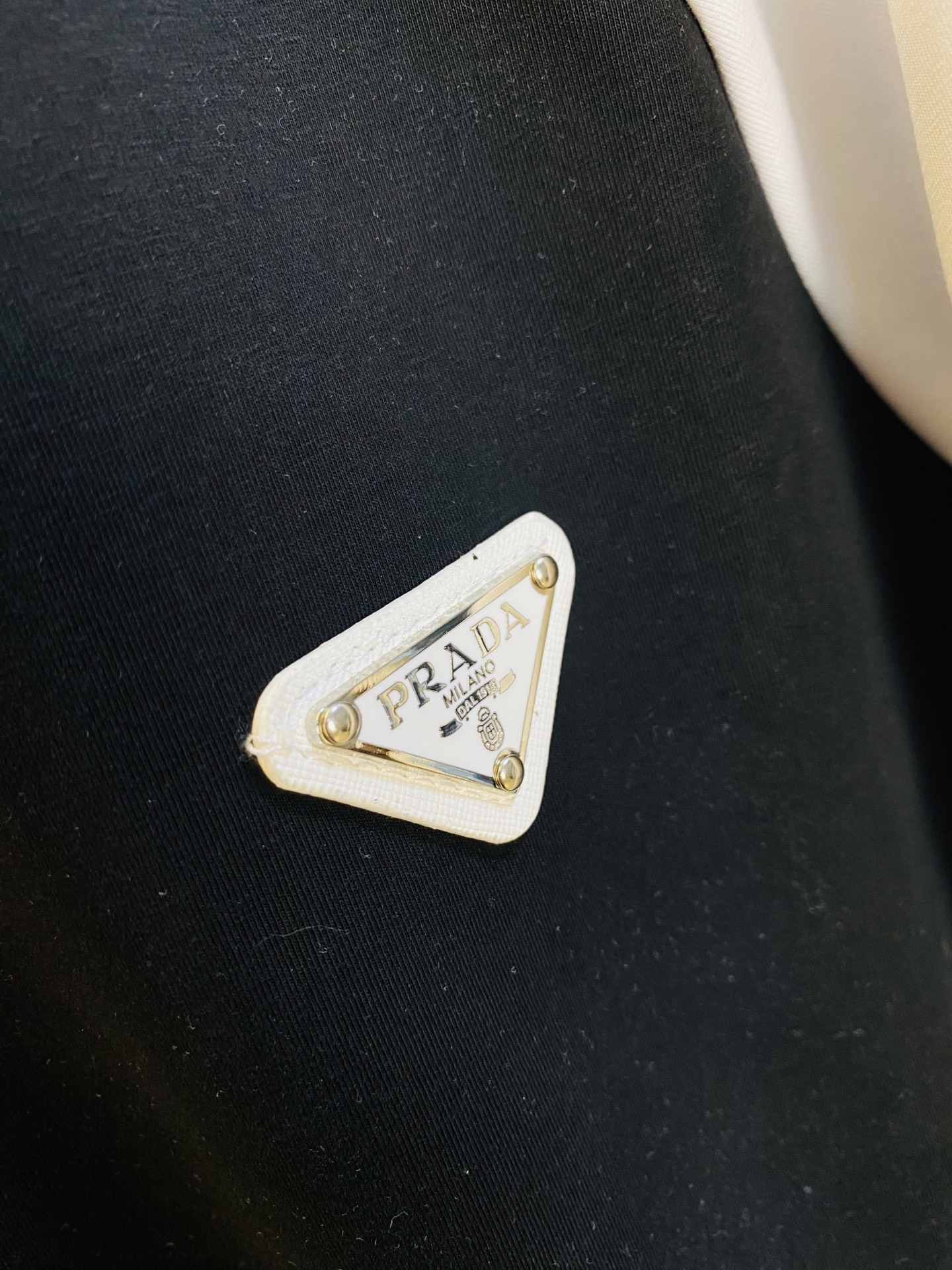 P400 官网原单货 可穿200斤🔥 普拉达Prada 简约时尚 秋季新款套装长袖外套夹克套装长裤套装 身穿着非常舒适 低调不失奢华 穿出去非常有档次,裤型款式和裁剪亦无需多言 上身精致跃然.真正一等一顶级质料 真正殿堂级的休闲裤松紧裤,选用土耳其的棉花 生产出最有名的单宁布 品质卓然,经过重水洗使得裤子很柔软！直脚的版型 不挑人 上身绝对的有型 极度奢华。码数:M-3XL（175/130斤穿M）