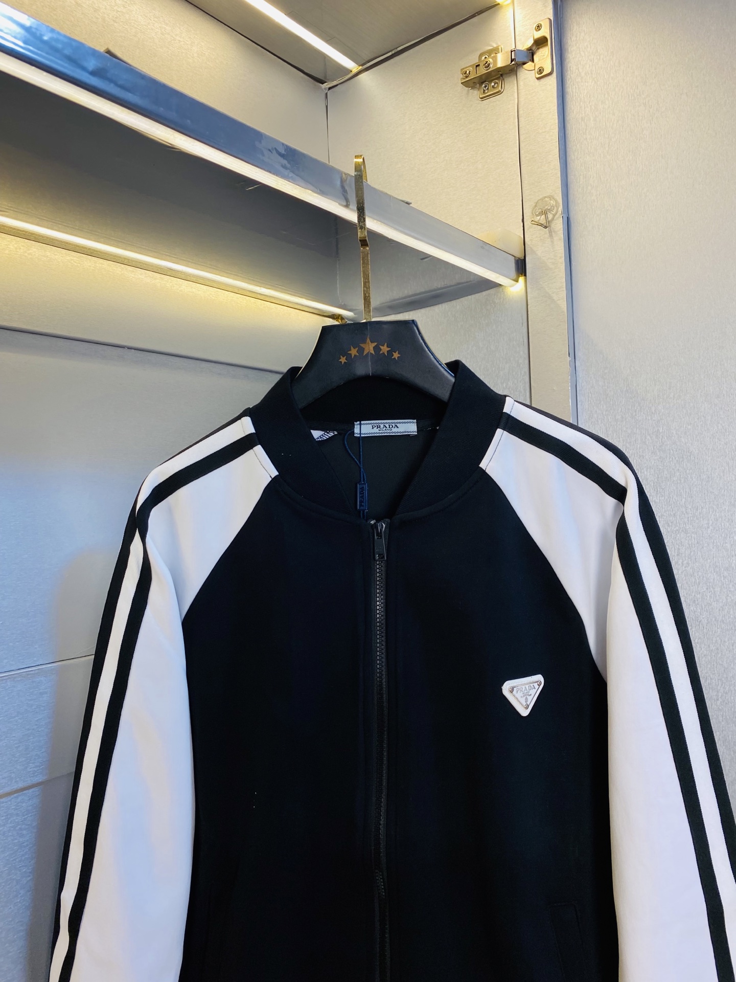 P400 官网原单货 可穿200斤🔥 普拉达Prada 简约时尚 秋季新款套装长袖外套夹克套装长裤套装 身穿着非常舒适 低调不失奢华 穿出去非常有档次,裤型款式和裁剪亦无需多言 上身精致跃然.真正一等一顶级质料 真正殿堂级的休闲裤松紧裤,选用土耳其的棉花 生产出最有名的单宁布 品质卓然,经过重水洗使得裤子很柔软！直脚的版型 不挑人 上身绝对的有型 极度奢华。码数:M-3XL（175/130斤穿M）