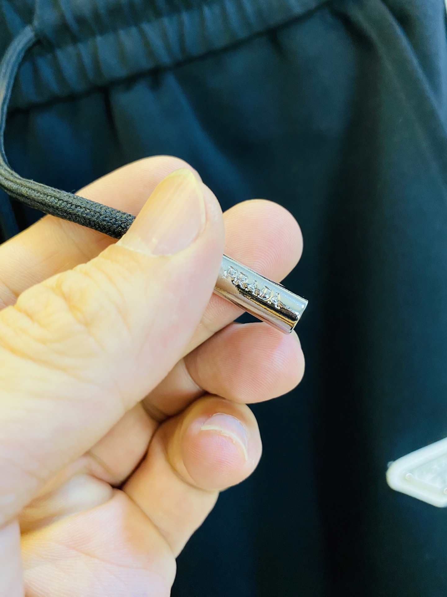 P400 官网原单货 可穿200斤🔥 普拉达Prada 简约时尚 秋季新款套装长袖外套夹克套装长裤套装 身穿着非常舒适 低调不失奢华 穿出去非常有档次,裤型款式和裁剪亦无需多言 上身精致跃然.真正一等一顶级质料 真正殿堂级的休闲裤松紧裤,选用土耳其的棉花 生产出最有名的单宁布 品质卓然,经过重水洗使得裤子很柔软！直脚的版型 不挑人 上身绝对的有型 极度奢华。码数:M-3XL（175/130斤穿M）