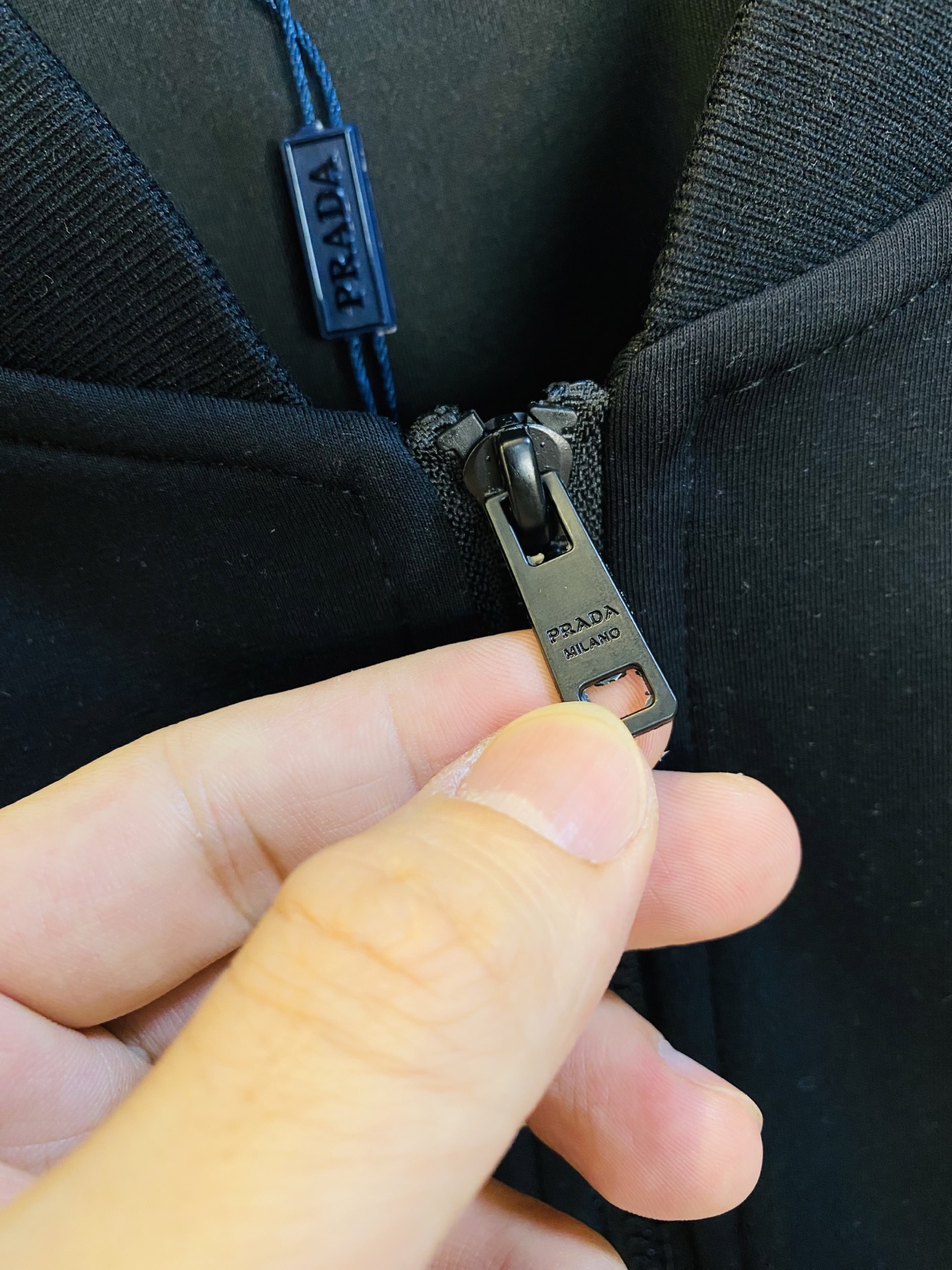 P400 官网原单货 可穿200斤🔥 普拉达Prada 简约时尚 秋季新款套装长袖外套夹克套装长裤套装 身穿着非常舒适 低调不失奢华 穿出去非常有档次,裤型款式和裁剪亦无需多言 上身精致跃然.真正一等一顶级质料 真正殿堂级的休闲裤松紧裤,选用土耳其的棉花 生产出最有名的单宁布 品质卓然,经过重水洗使得裤子很柔软！直脚的版型 不挑人 上身绝对的有型 极度奢华。码数:M-3XL（175/130斤穿M）