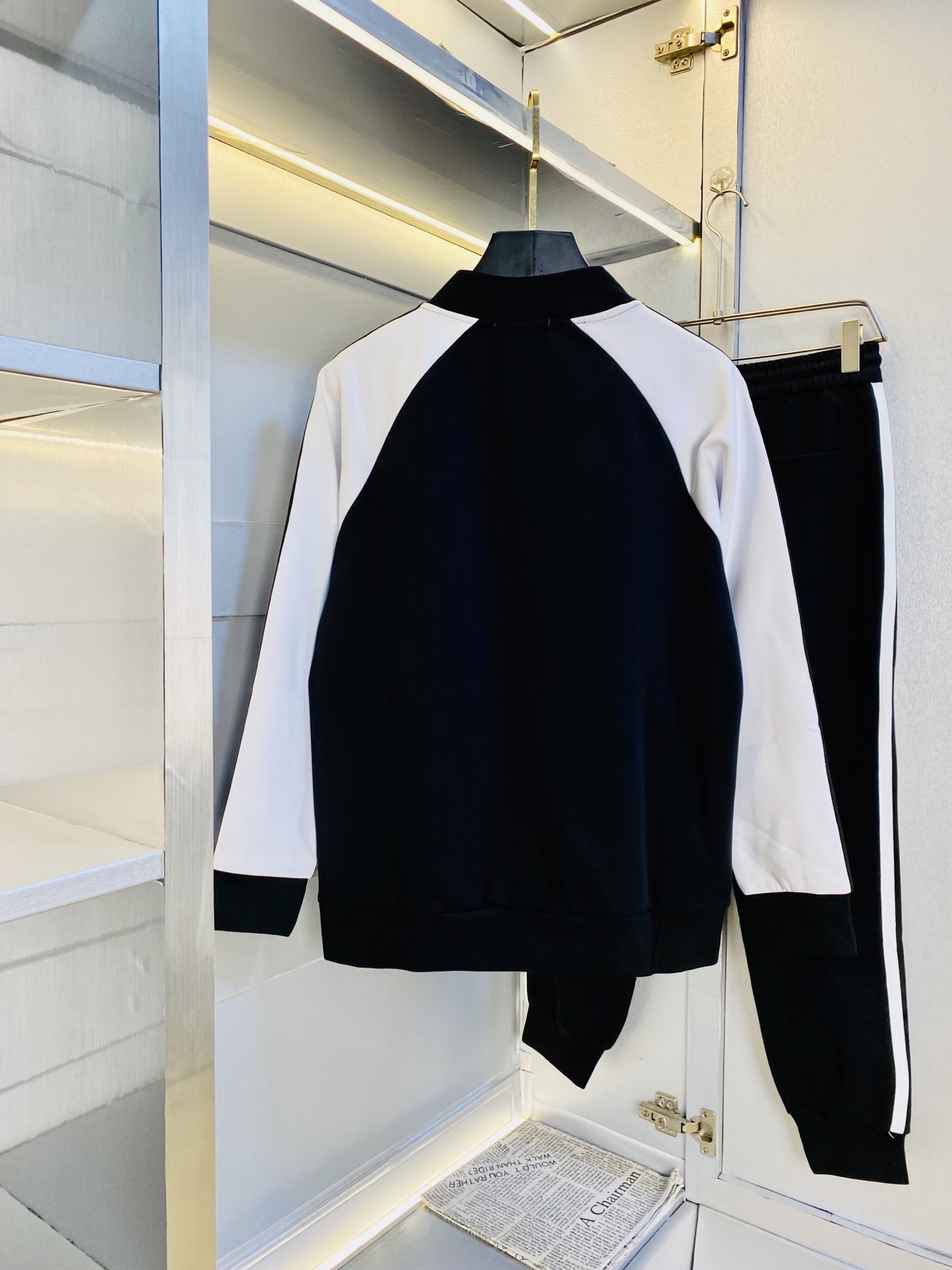 P400 官网原单货 可穿200斤🔥 普拉达Prada 简约时尚 秋季新款套装长袖外套夹克套装长裤套装 身穿着非常舒适 低调不失奢华 穿出去非常有档次,裤型款式和裁剪亦无需多言 上身精致跃然.真正一等一顶级质料 真正殿堂级的休闲裤松紧裤,选用土耳其的棉花 生产出最有名的单宁布 品质卓然,经过重水洗使得裤子很柔软！直脚的版型 不挑人 上身绝对的有型 极度奢华。码数:M-3XL（175/130斤穿M）