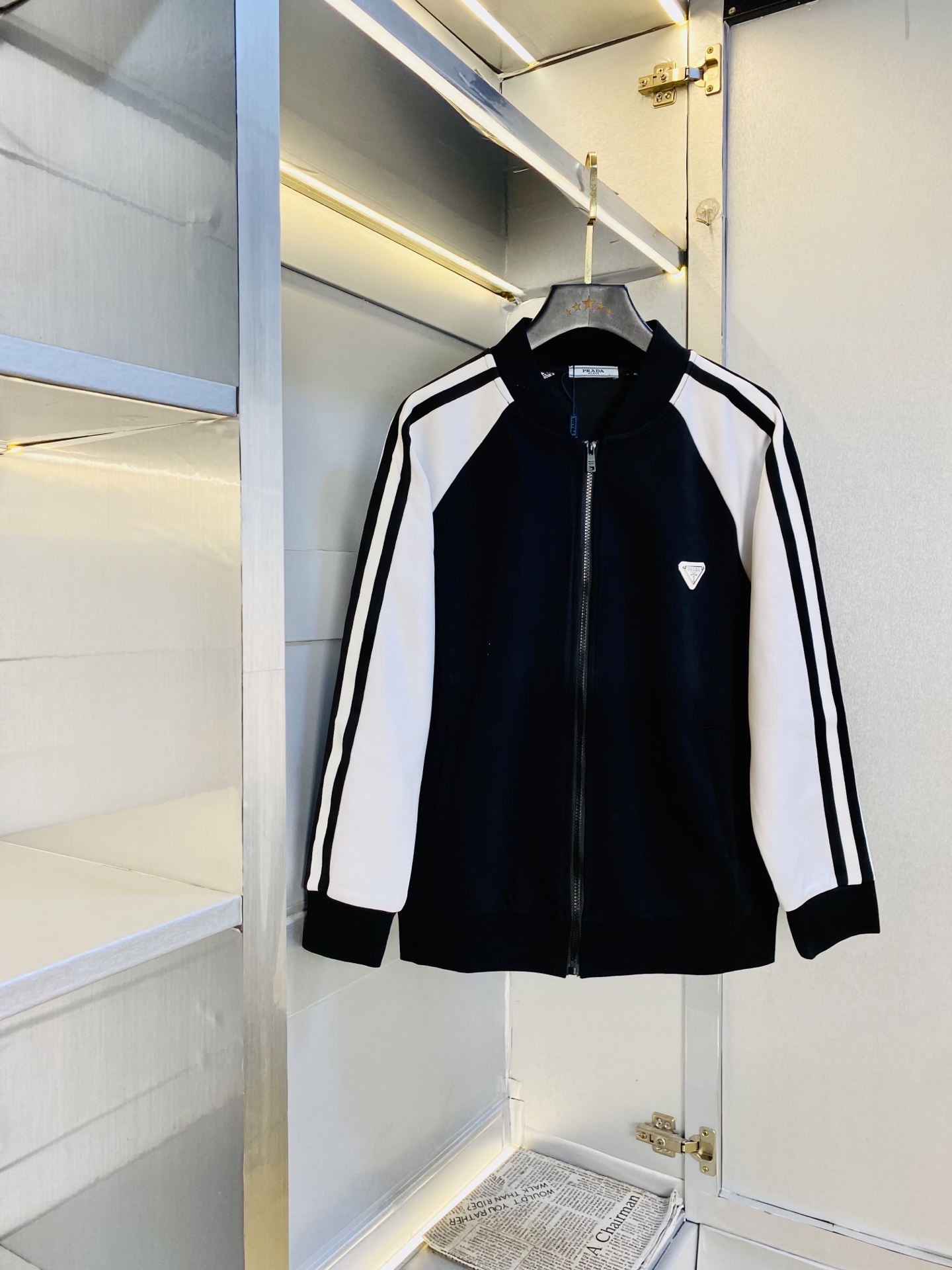 P400 官网原单货 可穿200斤🔥 普拉达Prada 简约时尚 秋季新款套装长袖外套夹克套装长裤套装 身穿着非常舒适 低调不失奢华 穿出去非常有档次,裤型款式和裁剪亦无需多言 上身精致跃然.真正一等一顶级质料 真正殿堂级的休闲裤松紧裤,选用土耳其的棉花 生产出最有名的单宁布 品质卓然,经过重水洗使得裤子很柔软！直脚的版型 不挑人 上身绝对的有型 极度奢华。码数:M-3XL（175/130斤穿M）