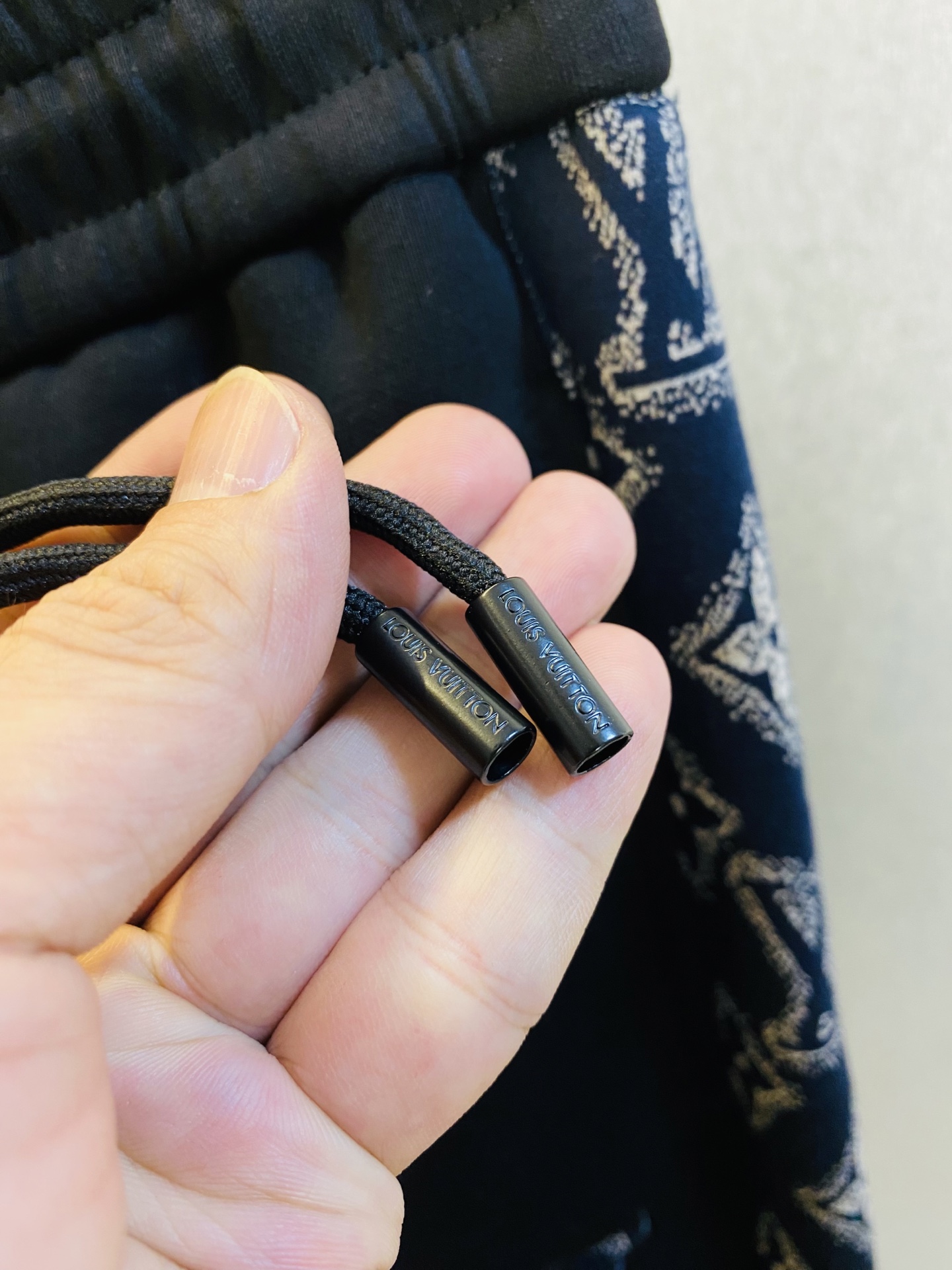 P400 官网原单货 可穿200斤🔥 路易威登Lv 简约时尚 秋季新款套装长袖外套夹克套装长裤套装 身穿着非常舒适 低调不失奢华 穿出去非常有档次,裤型款式和裁剪亦无需多言 上身精致跃然.真正一等一顶级质料 真正殿堂级的休闲裤松紧裤,选用土耳其的棉花 生产出最有名的单宁布 品质卓然,经过重水洗使得裤子很柔软！直脚的版型 不挑人 上身绝对的有型 极度奢华。码数:M-3XL（175/130斤穿M）