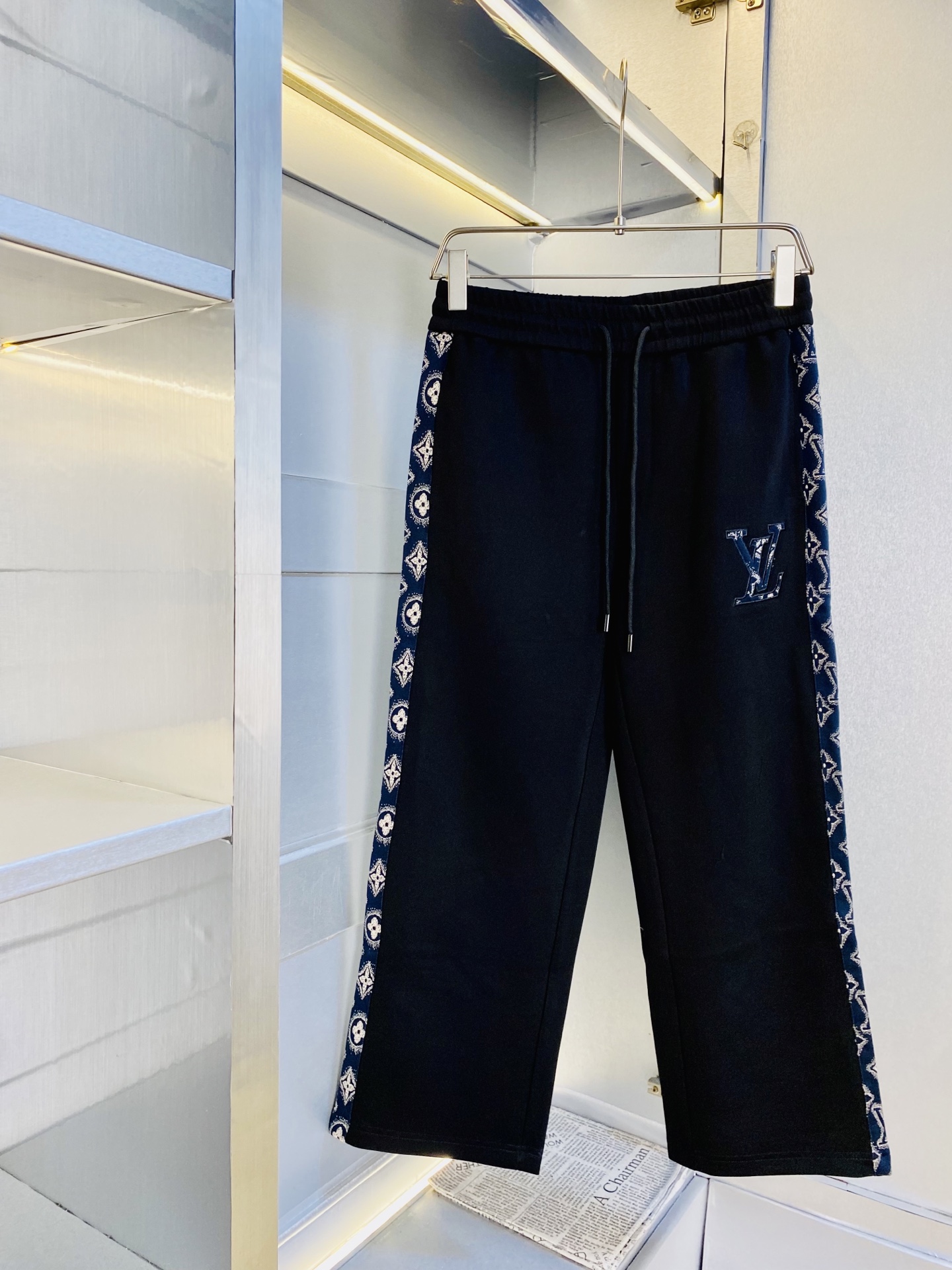 P400 官网原单货 可穿200斤🔥 路易威登Lv 简约时尚 秋季新款套装长袖外套夹克套装长裤套装 身穿着非常舒适 低调不失奢华 穿出去非常有档次,裤型款式和裁剪亦无需多言 上身精致跃然.真正一等一顶级质料 真正殿堂级的休闲裤松紧裤,选用土耳其的棉花 生产出最有名的单宁布 品质卓然,经过重水洗使得裤子很柔软！直脚的版型 不挑人 上身绝对的有型 极度奢华。码数:M-3XL（175/130斤穿M）