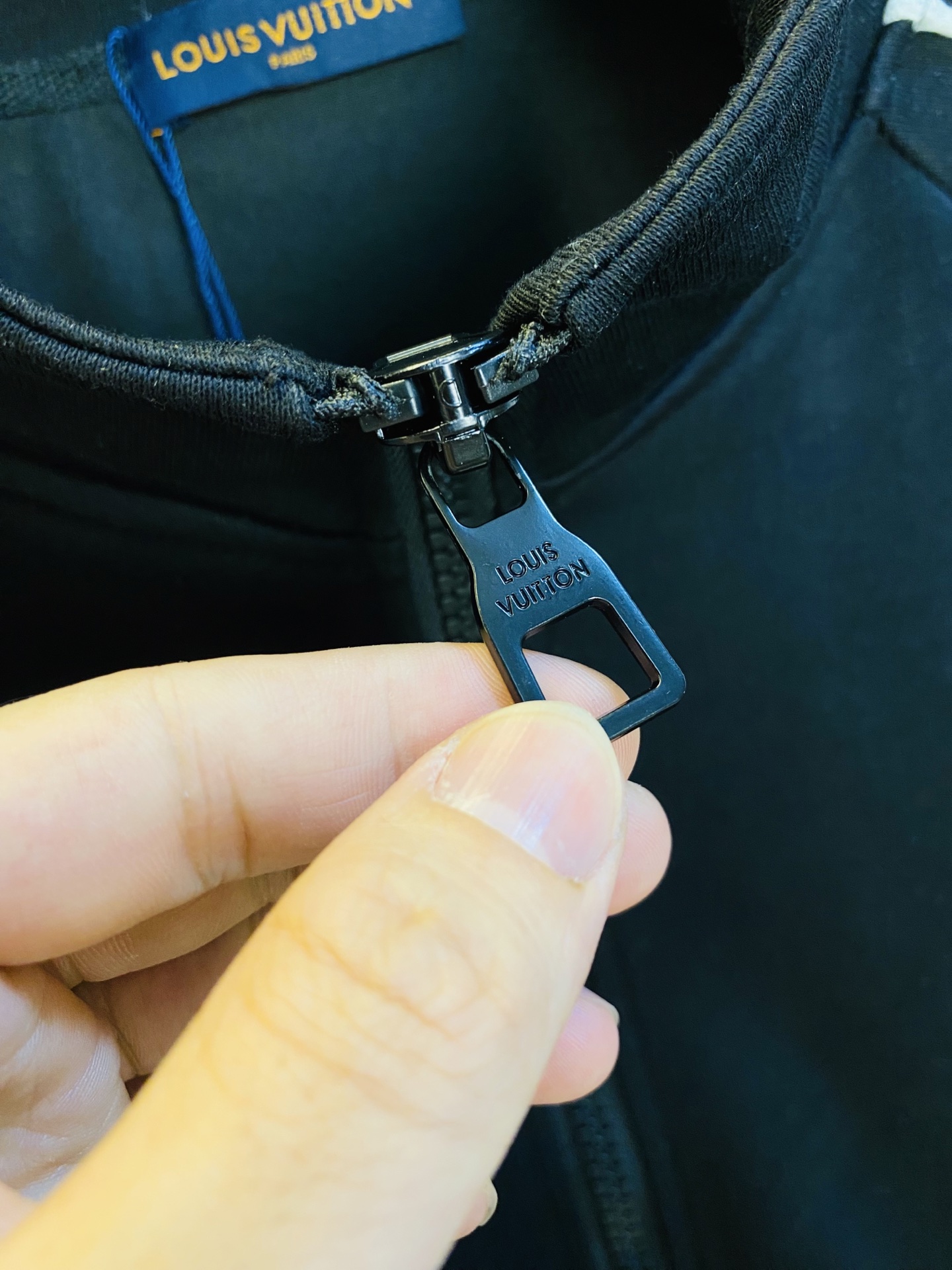 P400 官网原单货 可穿200斤🔥 路易威登Lv 简约时尚 秋季新款套装长袖外套夹克套装长裤套装 身穿着非常舒适 低调不失奢华 穿出去非常有档次,裤型款式和裁剪亦无需多言 上身精致跃然.真正一等一顶级质料 真正殿堂级的休闲裤松紧裤,选用土耳其的棉花 生产出最有名的单宁布 品质卓然,经过重水洗使得裤子很柔软！直脚的版型 不挑人 上身绝对的有型 极度奢华。码数:M-3XL（175/130斤穿M）