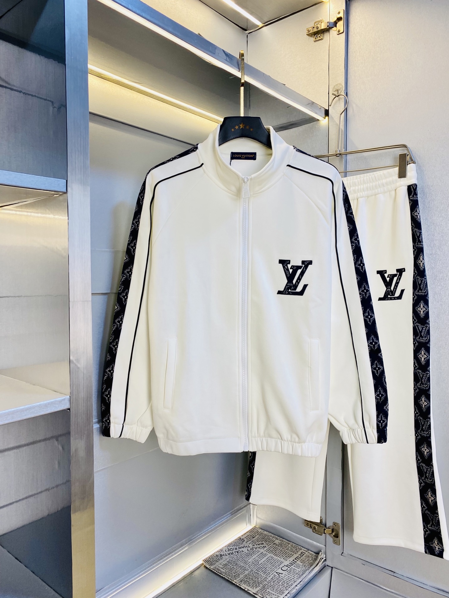 P400 官网原单货 可穿200斤🔥 路易威登Lv 简约时尚 秋季新款套装长袖外套夹克套装长裤套装 身穿着非常舒适 低调不失奢华 穿出去非常有档次,裤型款式和裁剪亦无需多言 上身精致跃然.真正一等一顶级质料 真正殿堂级的休闲裤松紧裤,选用土耳其的棉花 生产出最有名的单宁布 品质卓然,经过重水洗使得裤子很柔软！直脚的版型 不挑人 上身绝对的有型 极度奢华。码数:M-3XL（175/130斤穿M）