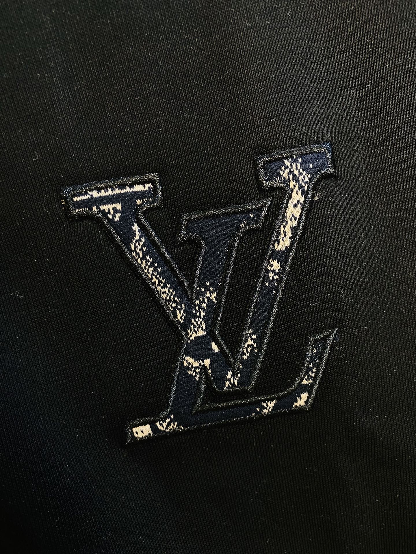 P400 官网原单货 可穿200斤🔥 路易威登Lv 简约时尚 秋季新款套装长袖外套夹克套装长裤套装 身穿着非常舒适 低调不失奢华 穿出去非常有档次,裤型款式和裁剪亦无需多言 上身精致跃然.真正一等一顶级质料 真正殿堂级的休闲裤松紧裤,选用土耳其的棉花 生产出最有名的单宁布 品质卓然,经过重水洗使得裤子很柔软！直脚的版型 不挑人 上身绝对的有型 极度奢华。码数:M-3XL（175/130斤穿M）