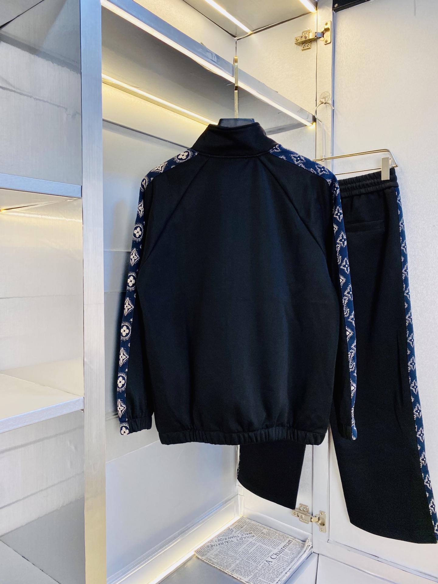 P400 官网原单货 可穿200斤🔥 路易威登Lv 简约时尚 秋季新款套装长袖外套夹克套装长裤套装 身穿着非常舒适 低调不失奢华 穿出去非常有档次,裤型款式和裁剪亦无需多言 上身精致跃然.真正一等一顶级质料 真正殿堂级的休闲裤松紧裤,选用土耳其的棉花 生产出最有名的单宁布 品质卓然,经过重水洗使得裤子很柔软！直脚的版型 不挑人 上身绝对的有型 极度奢华。码数:M-3XL（175/130斤穿M）