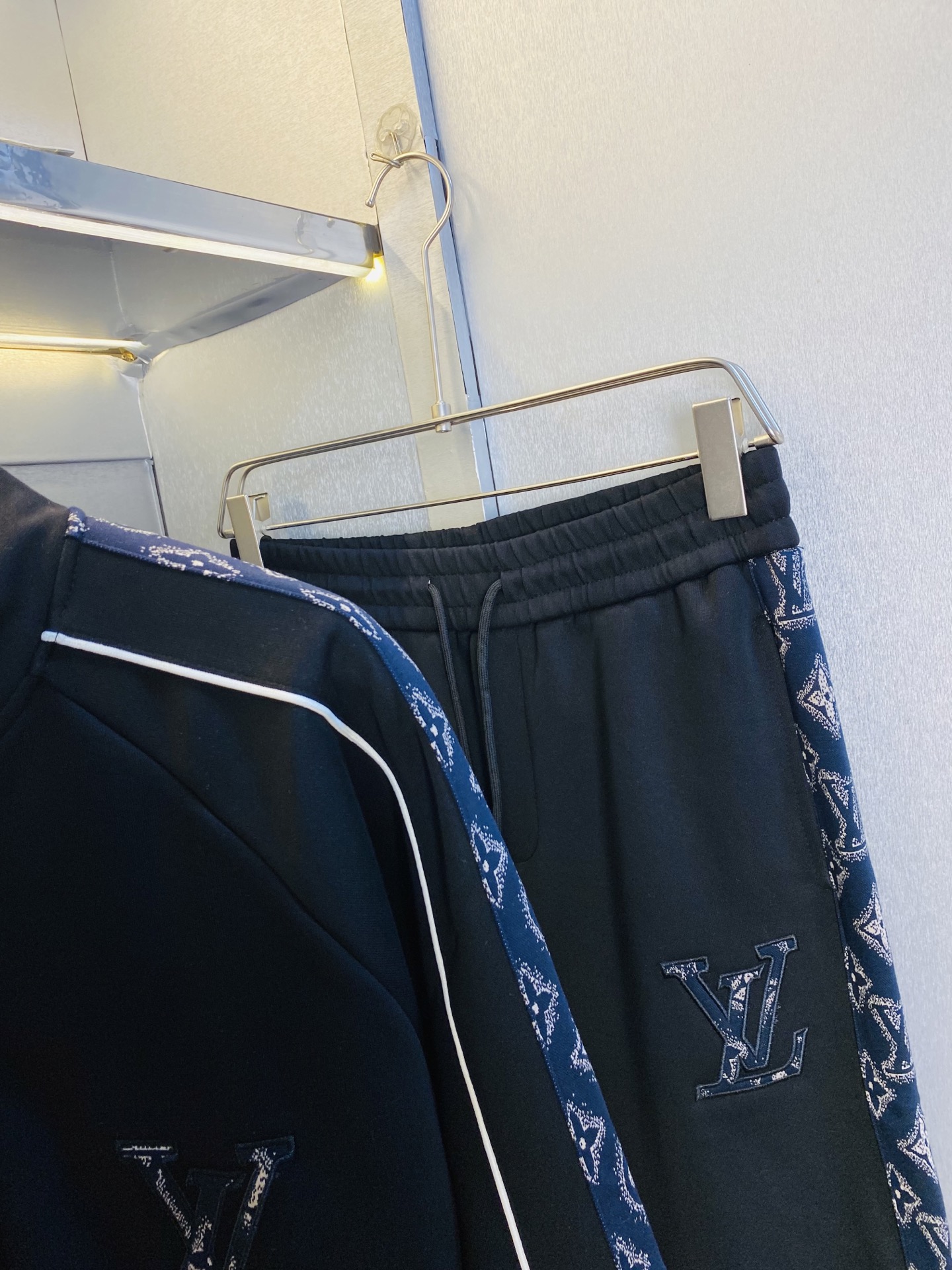 P400 官网原单货 可穿200斤🔥 路易威登Lv 简约时尚 秋季新款套装长袖外套夹克套装长裤套装 身穿着非常舒适 低调不失奢华 穿出去非常有档次,裤型款式和裁剪亦无需多言 上身精致跃然.真正一等一顶级质料 真正殿堂级的休闲裤松紧裤,选用土耳其的棉花 生产出最有名的单宁布 品质卓然,经过重水洗使得裤子很柔软！直脚的版型 不挑人 上身绝对的有型 极度奢华。码数:M-3XL（175/130斤穿M）